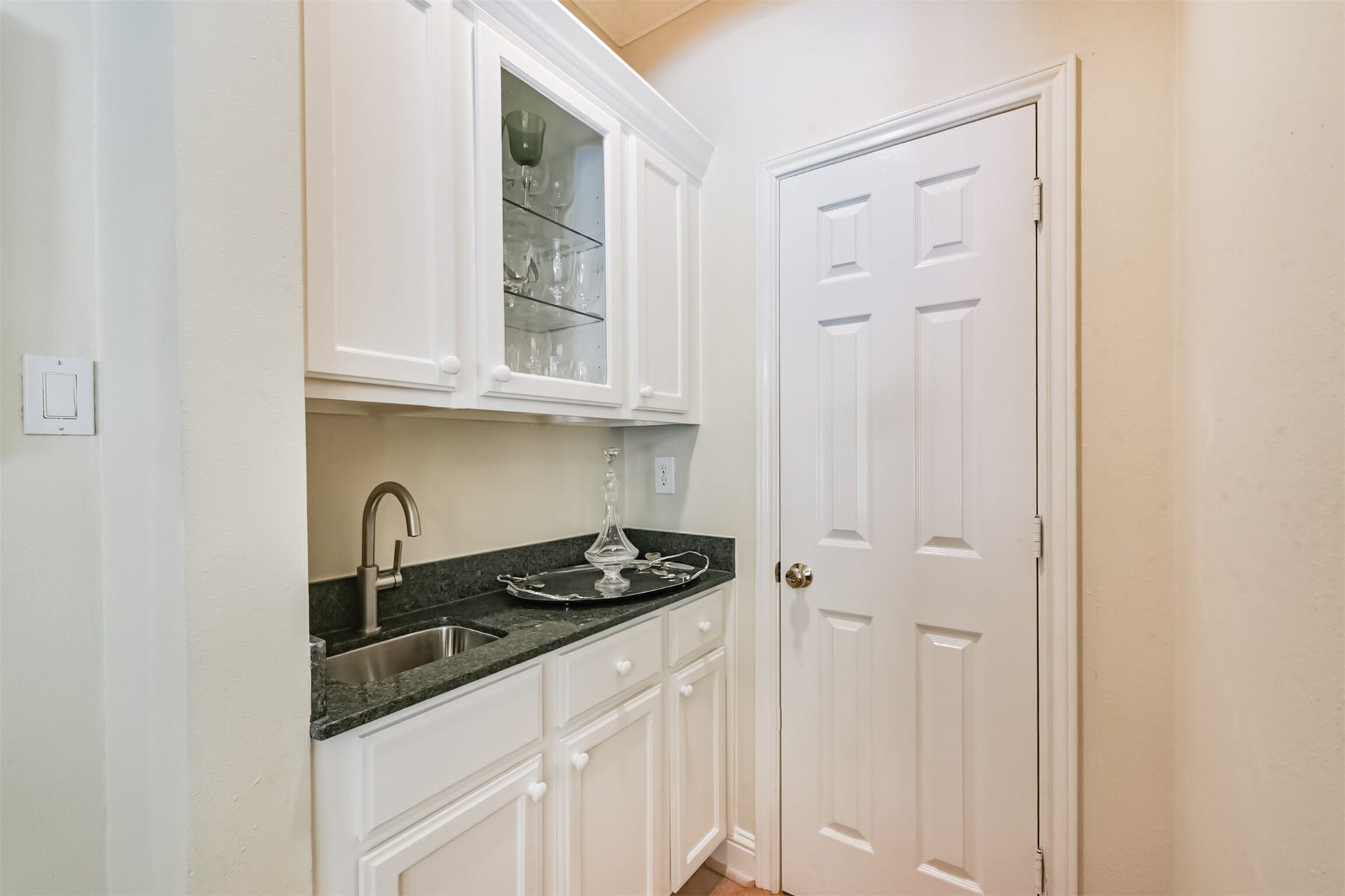 5346 Navarro Street, Houston, TX 77056 Butler''s Pantry.
