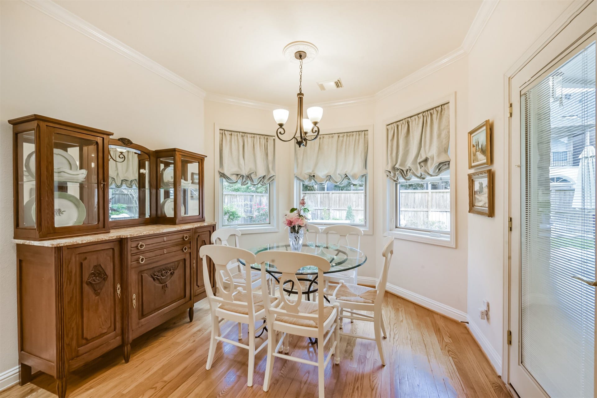 5346 Navarro Street, Houston, TX 77056 Breakfast area.