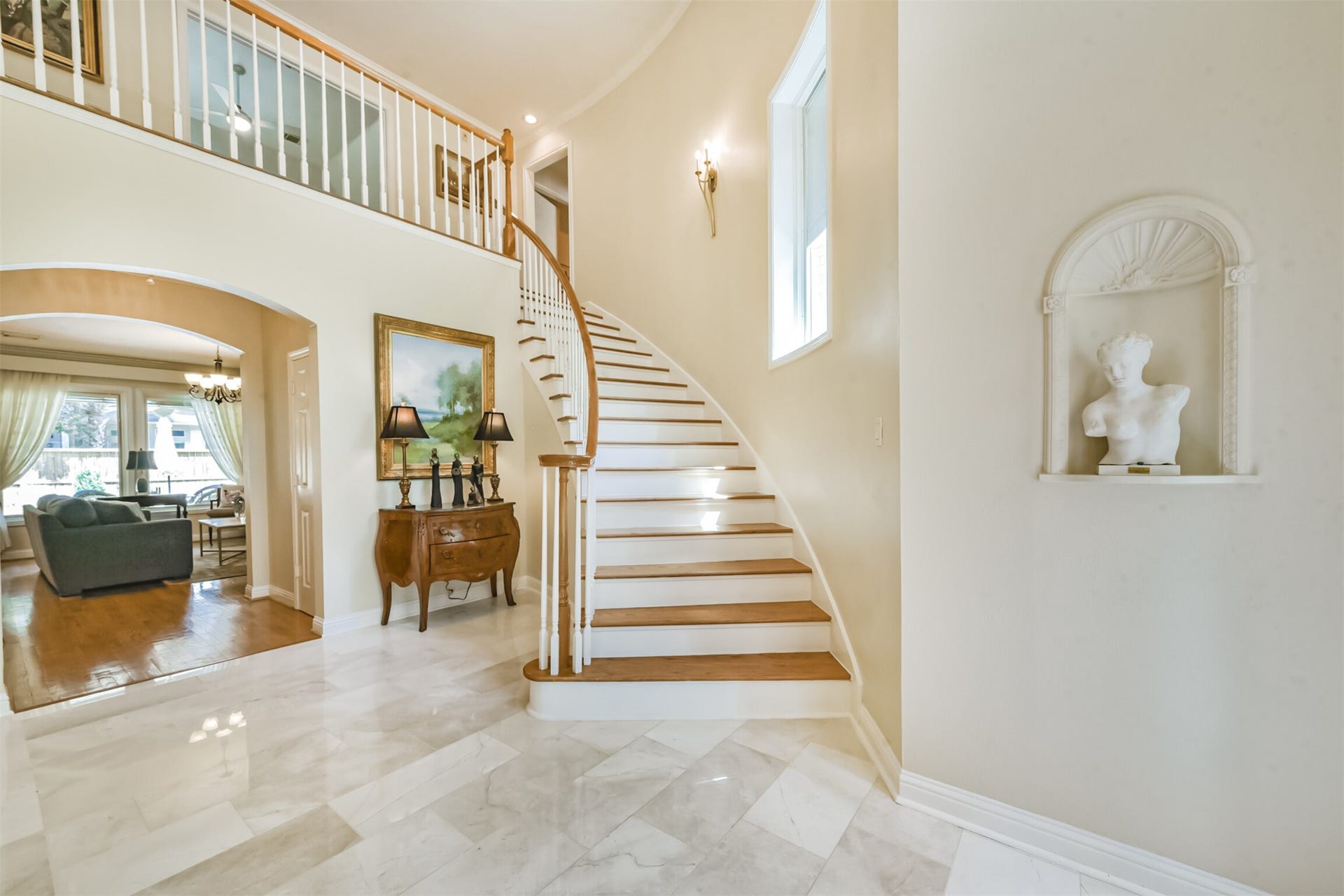 5346 Navarro Street, Houston, TX 77056 Elegant entry way with art niche.