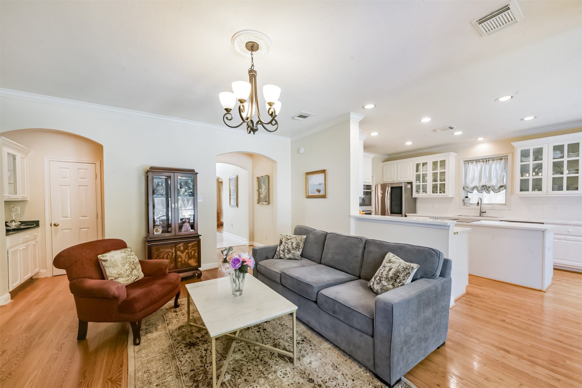 5346 Navarro Street, Houston, TX 77056 Very open and inviting floor plan.