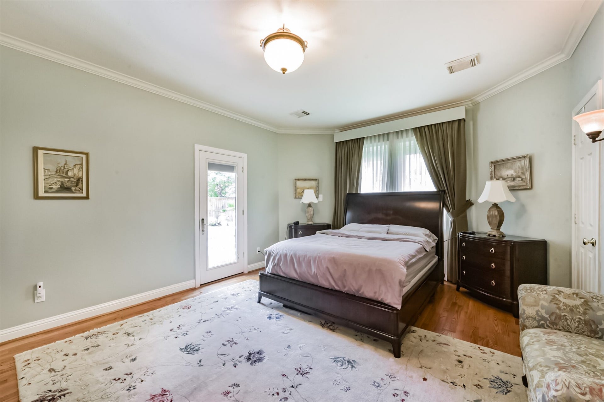 5346 Navarro Street, Houston, TX 77056 Primary bedroom with door to the patio/pool area.