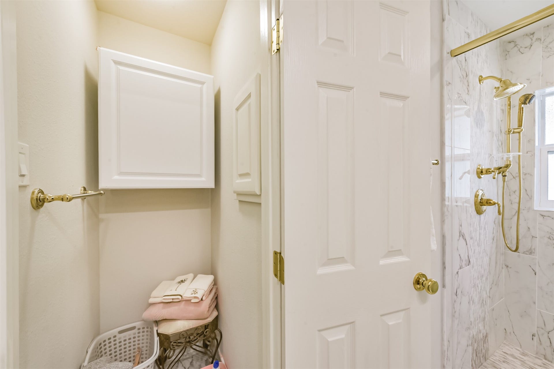 5346 Navarro Street, Houston, TX 77056 Extra storage area within the bathroom of bedrooms 2 & 3.