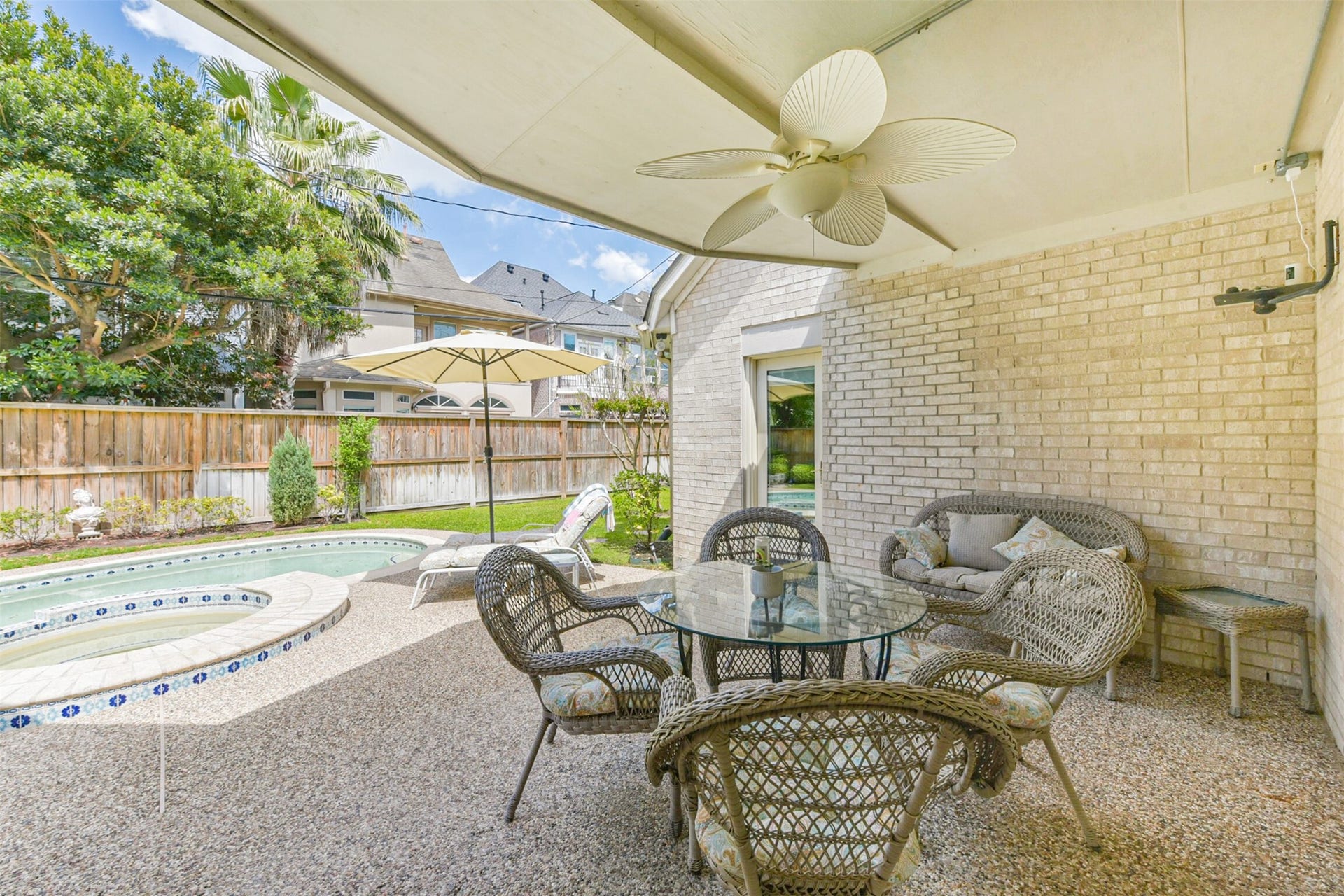 5346 Navarro Street, Houston, TX 77056 Covered patio.