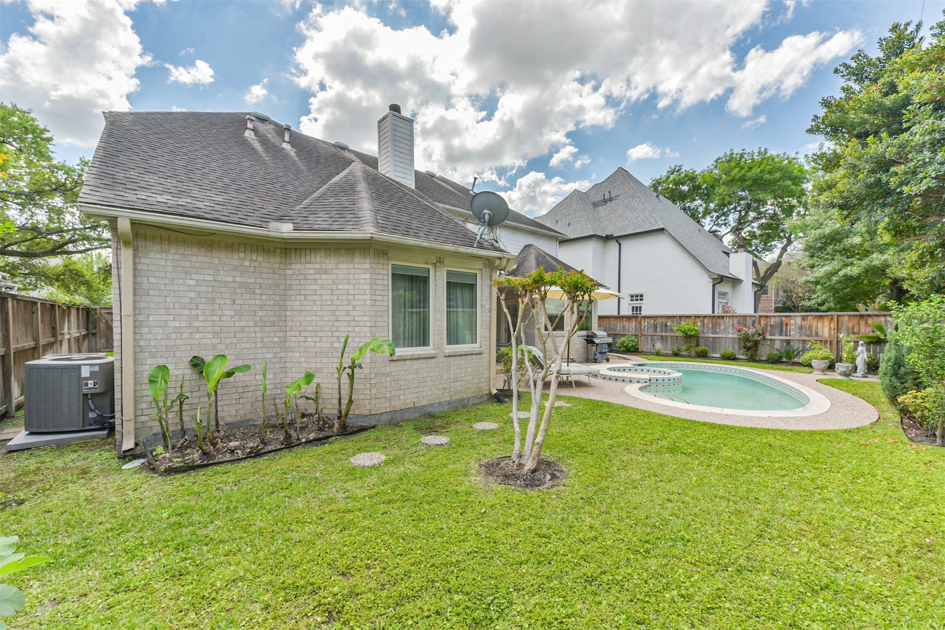 5346 Navarro Street, Houston, TX 77056 Plenty of yard left over for dogs to play or even to plant a garden.