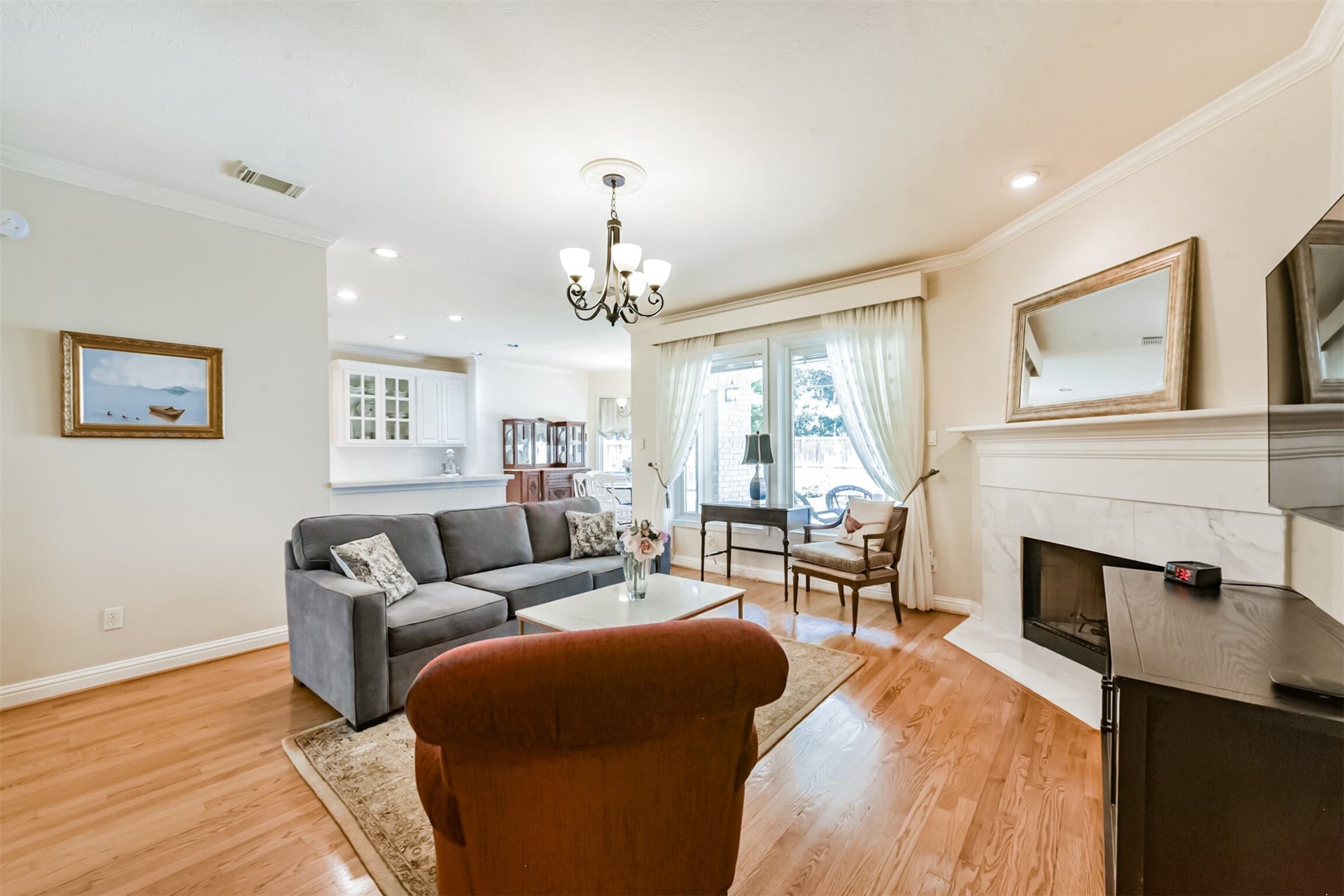 5346 Navarro Street, Houston, TX 77056 Hardwood floors throughout.