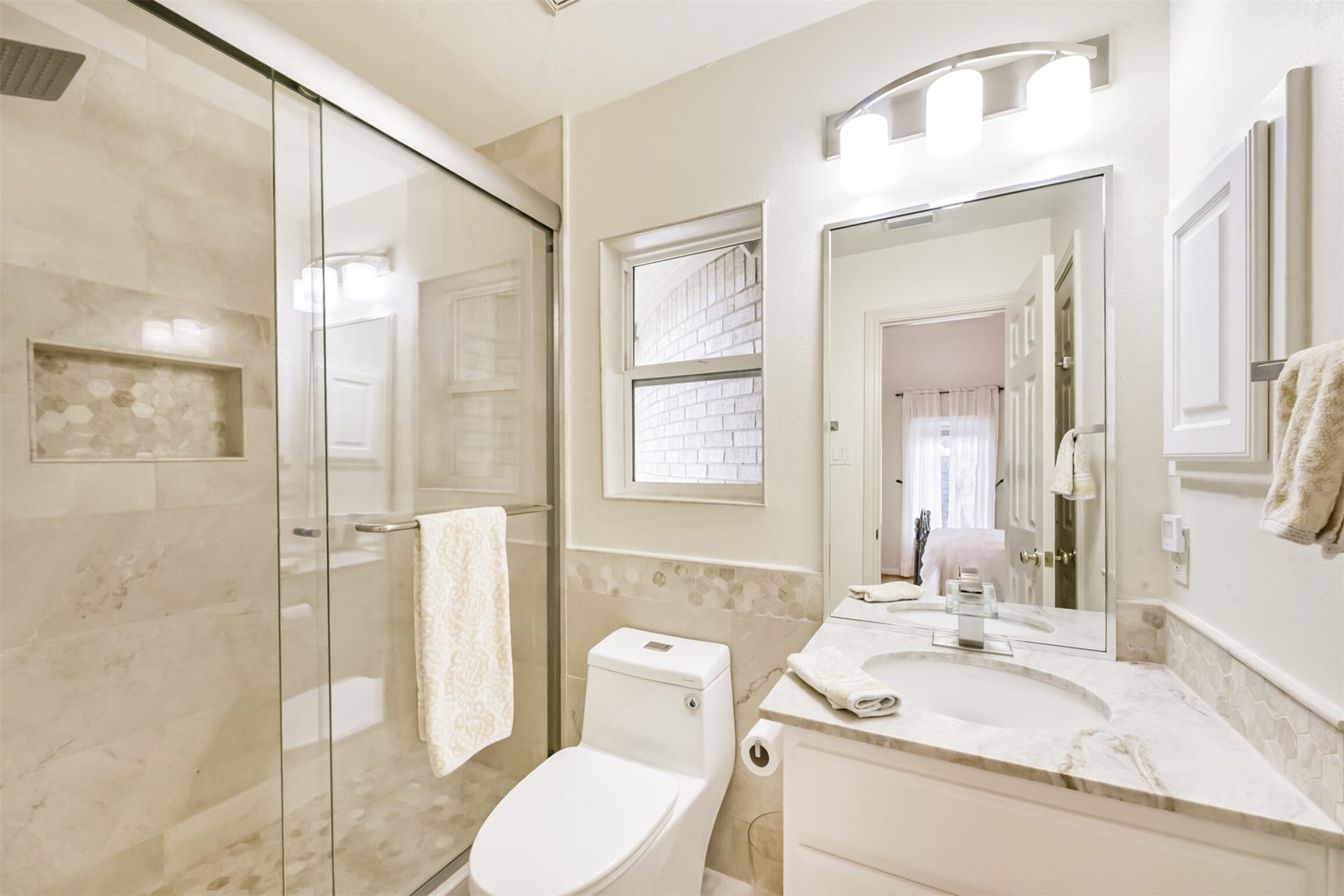 5346 Navarro Street, Houston, TX 77056 Bedroom 4's ensuite bathroom.