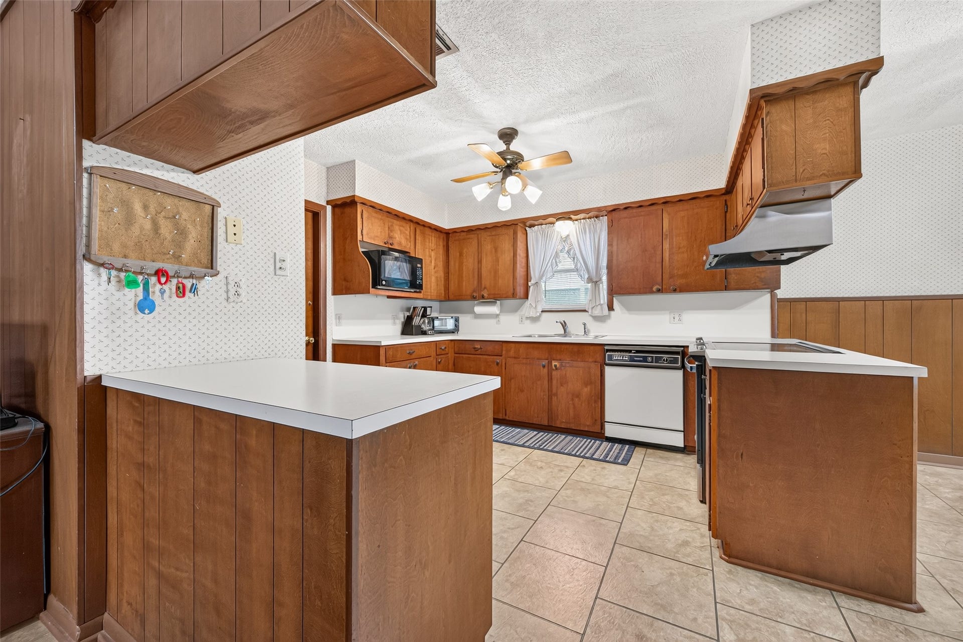 821 Bernard Avenue, Rosenberg, TX 77471 Lots of counter space!