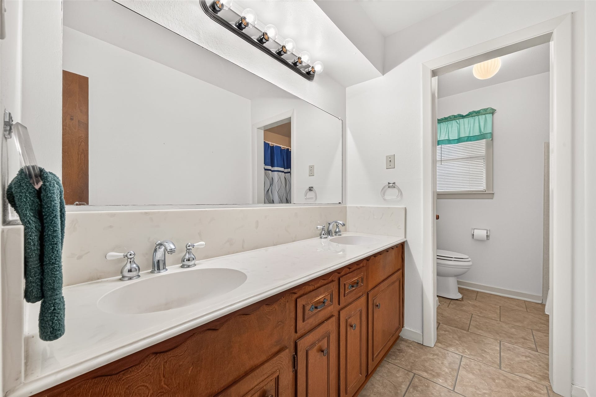 821 Bernard Avenue, Rosenberg, TX 77471 Guest bath