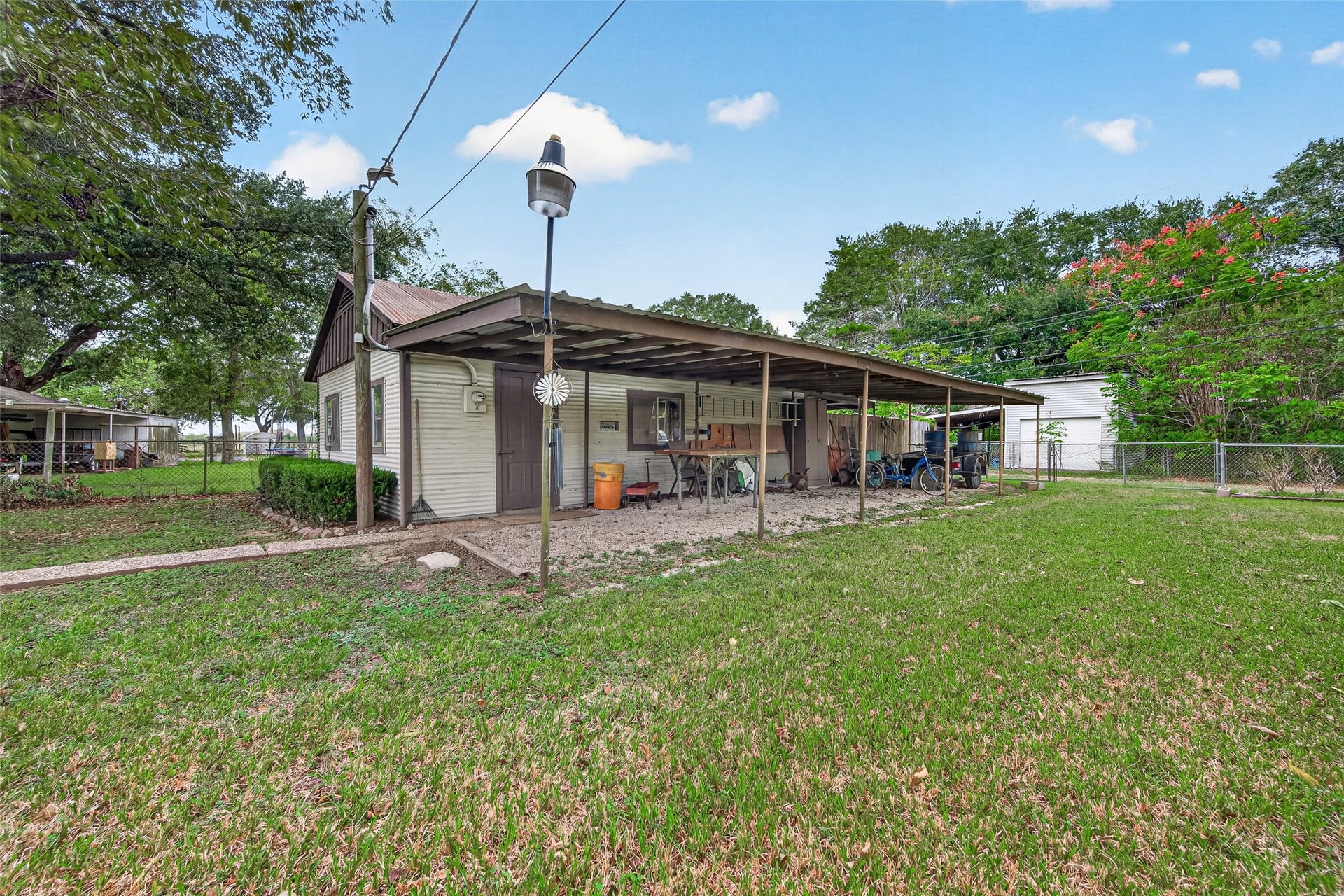 821 Bernard Avenue, Rosenberg, TX 77471 Approx 30x20 shop