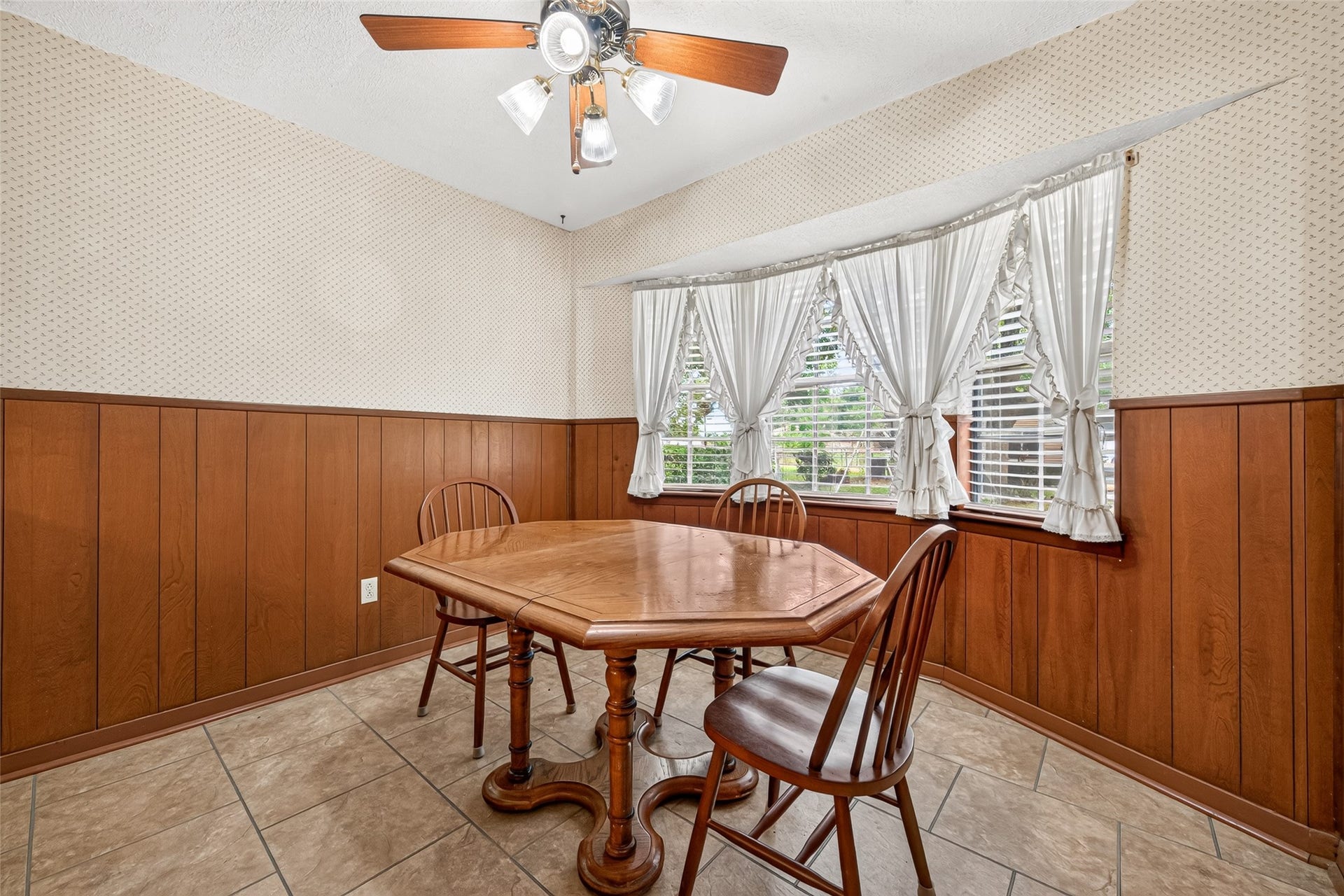 821 Bernard Avenue, Rosenberg, TX 77471 Large dining room