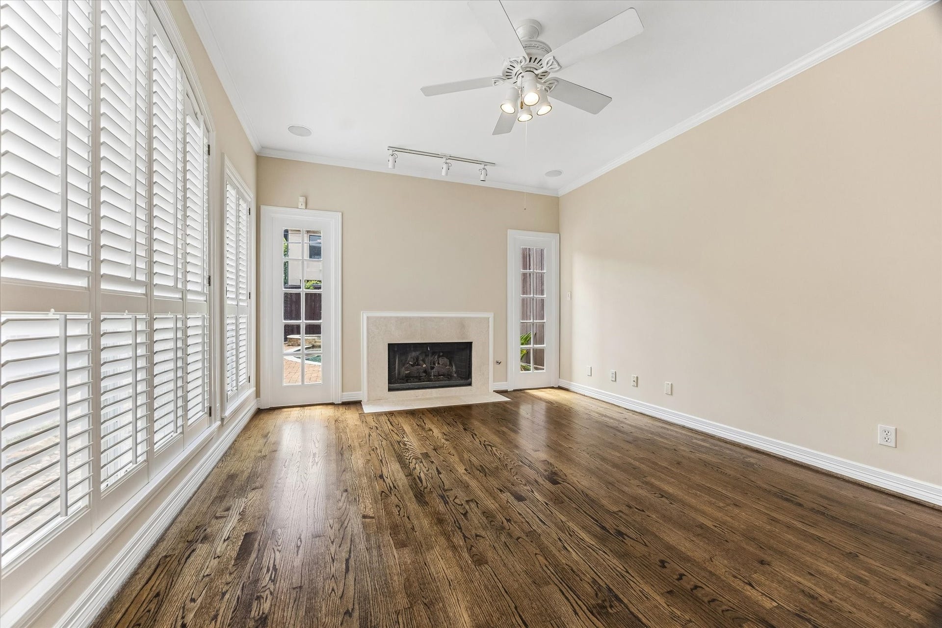 1613 Norfolk Street, Houston, TX 77006 Den area off Kitchen