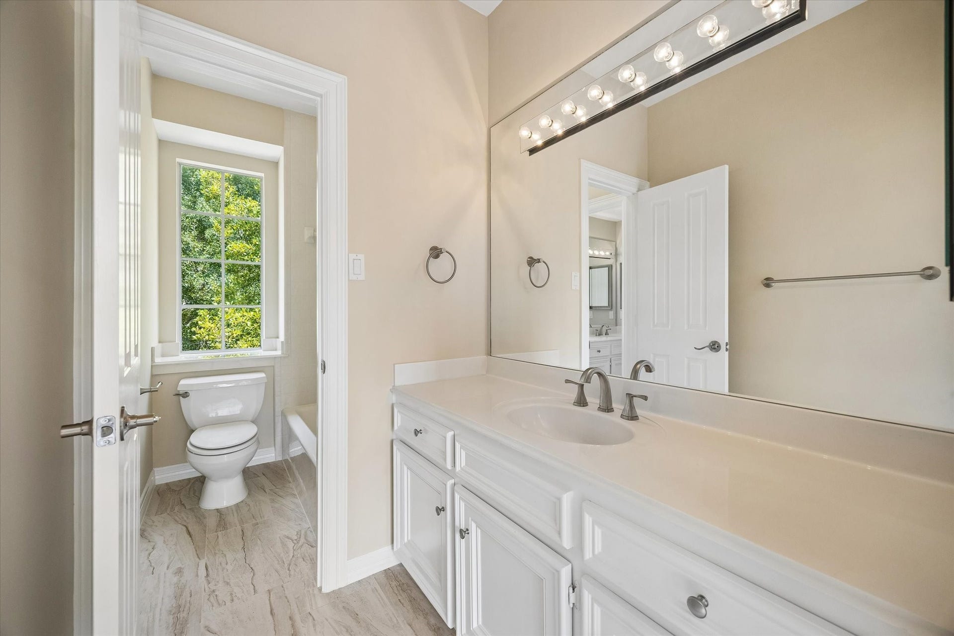 1613 Norfolk Street, Houston, TX 77006 Secondary bathroom.