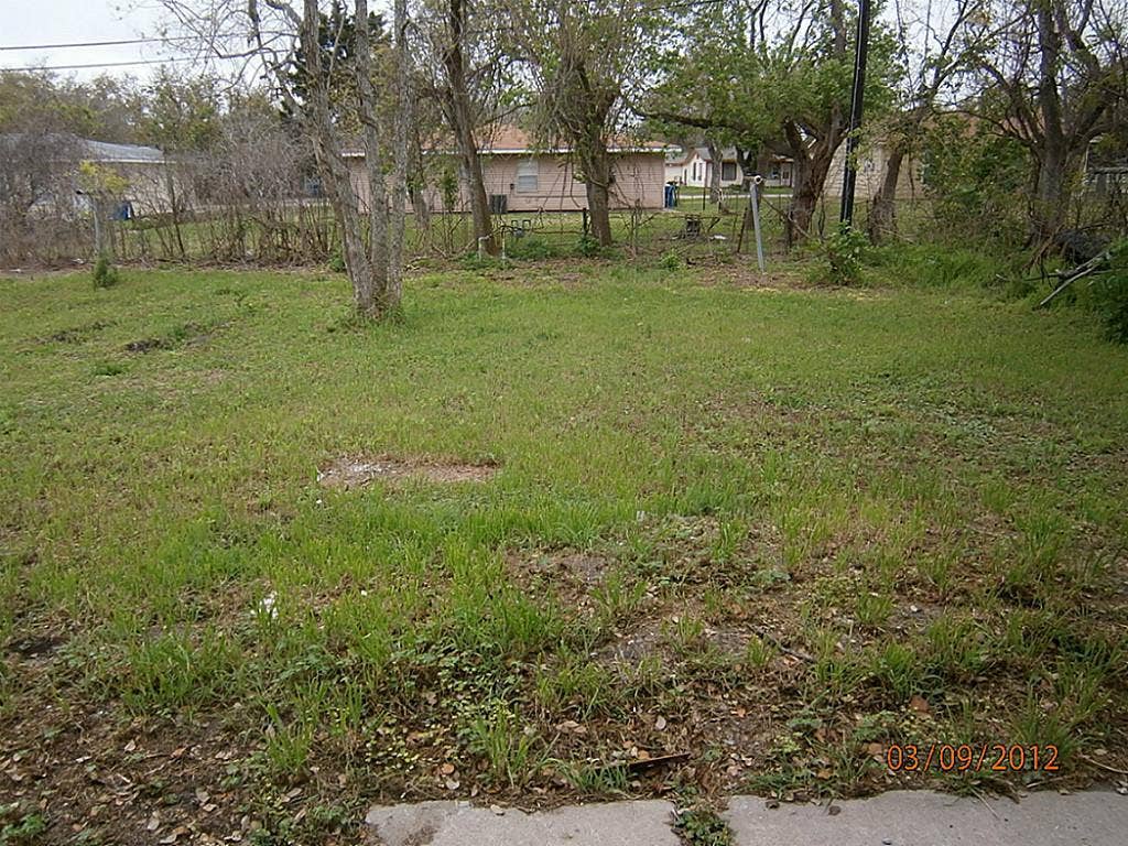 225 Nanlee Street, La Marque, TX 77568 Huge back yard