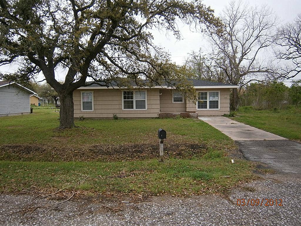 225 Nanlee Street, La Marque, TX 77568 Front View of Home