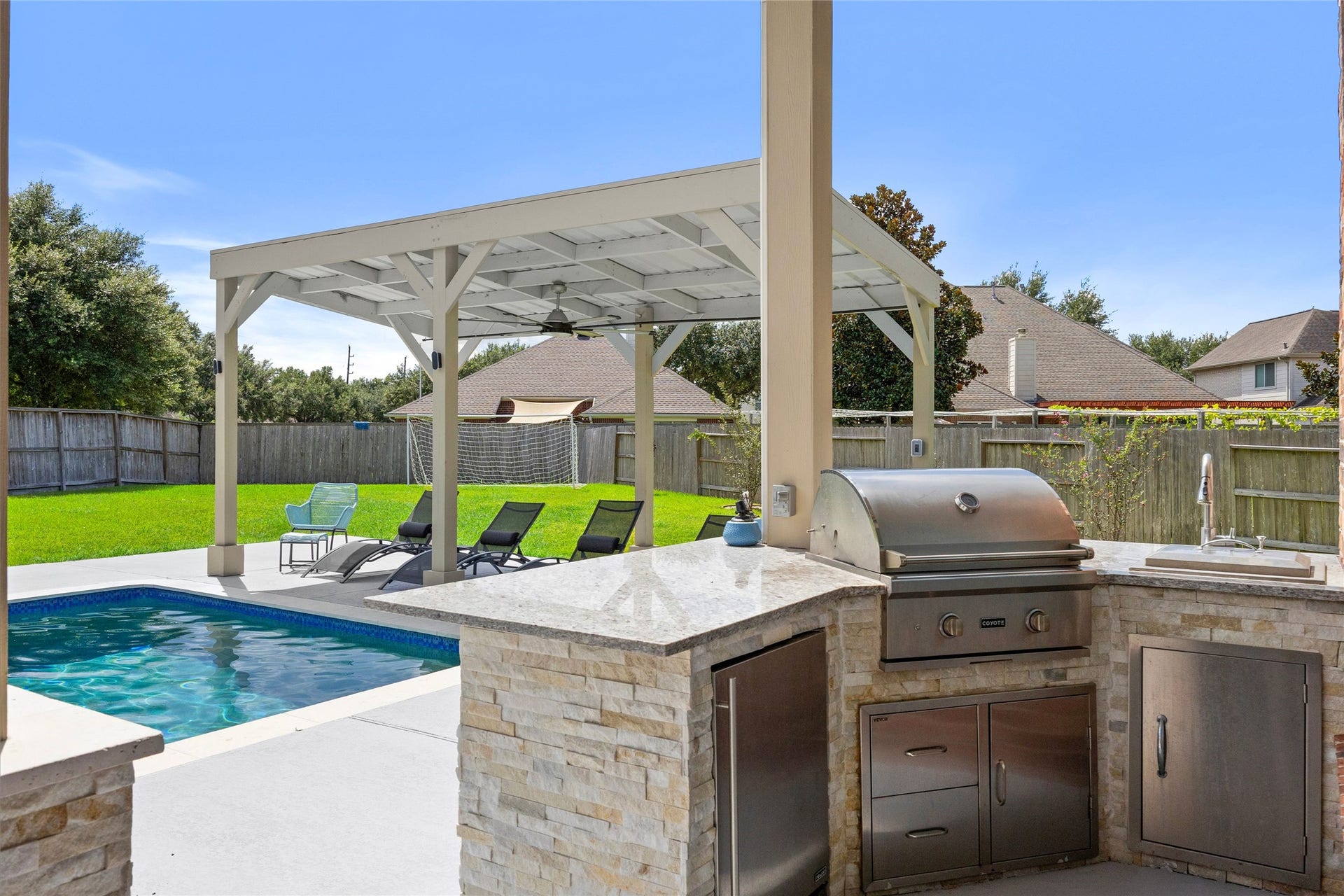 OUTDOOR KITCHEN