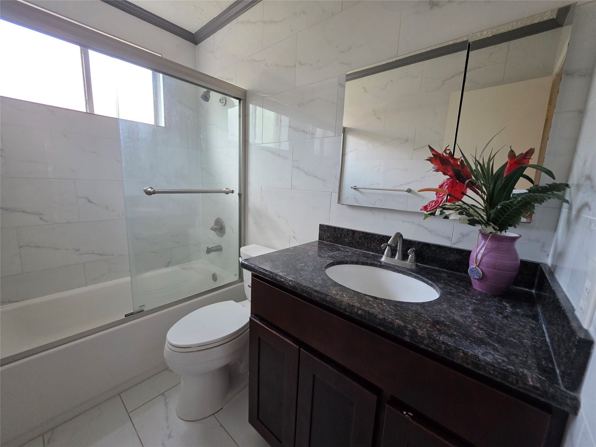 16722 Ribbonridge Drive, Sugar Land, TX 77498 Hallway bath shower % tub combo.