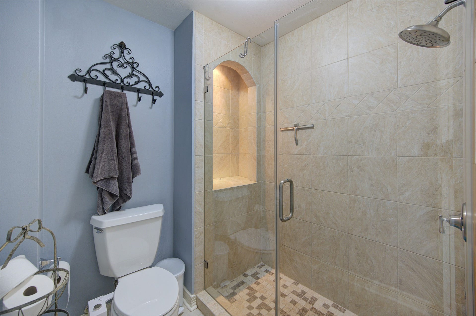 4914 Hillswick Drive, Sugar Land, TX 77479 Secondary bathroom.