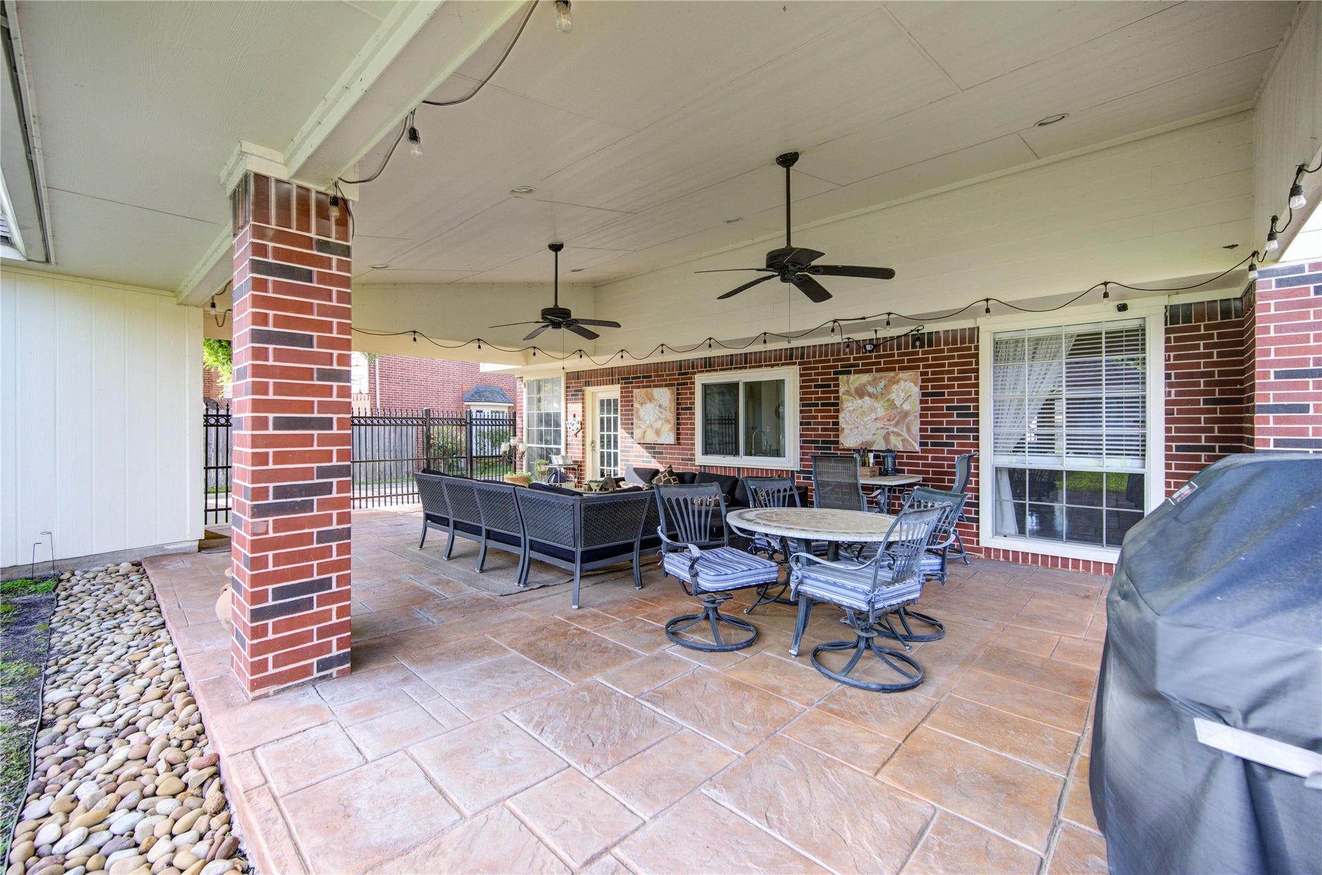 4914 Hillswick Drive, Sugar Land, TX 77479 Gas line ready for your grill. Ultimate space for al fresco dining & weekend barbecues.