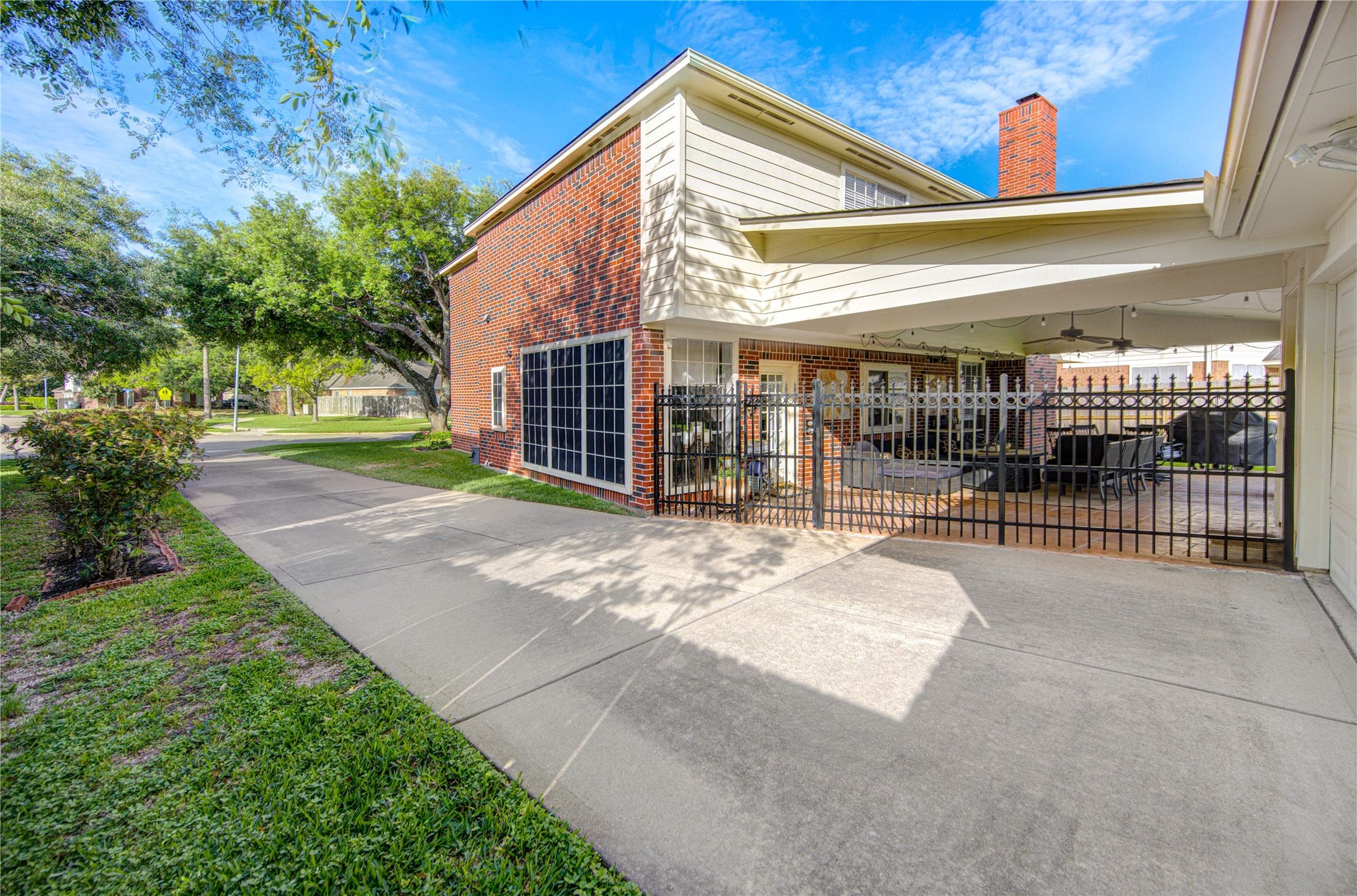 4914 Hillswick Drive, Sugar Land, TX 77479 Great parking for plenty of cars.