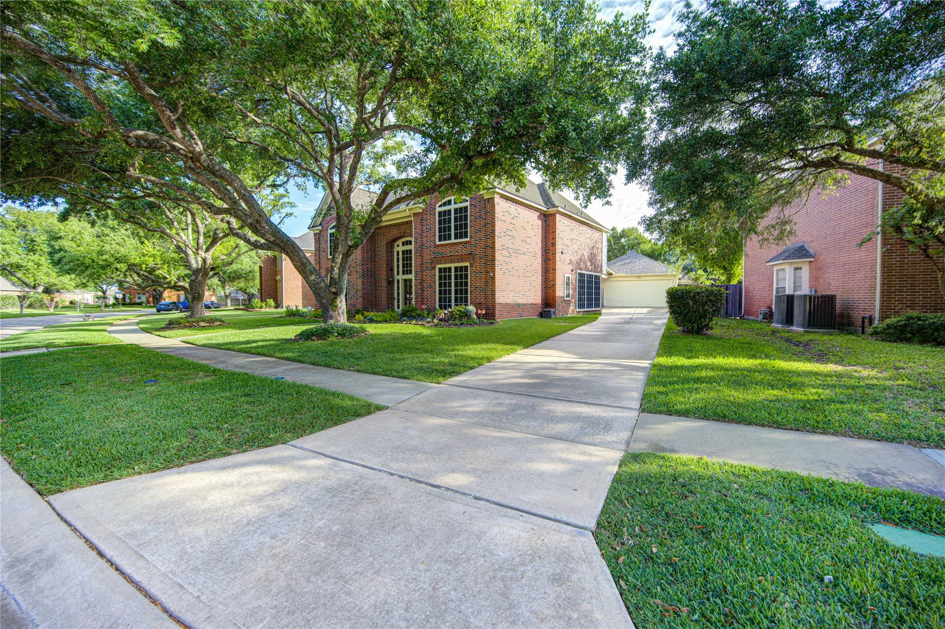 4914 Hillswick Drive, Sugar Land, TX 77479 Extended driveway leading to the detached garage.
