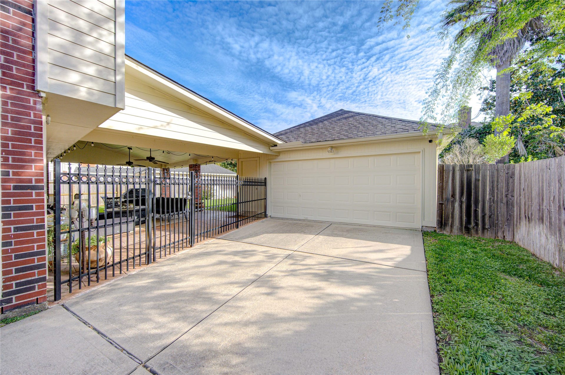 4914 Hillswick Drive, Sugar Land, TX 77479 Oversized detached garage.