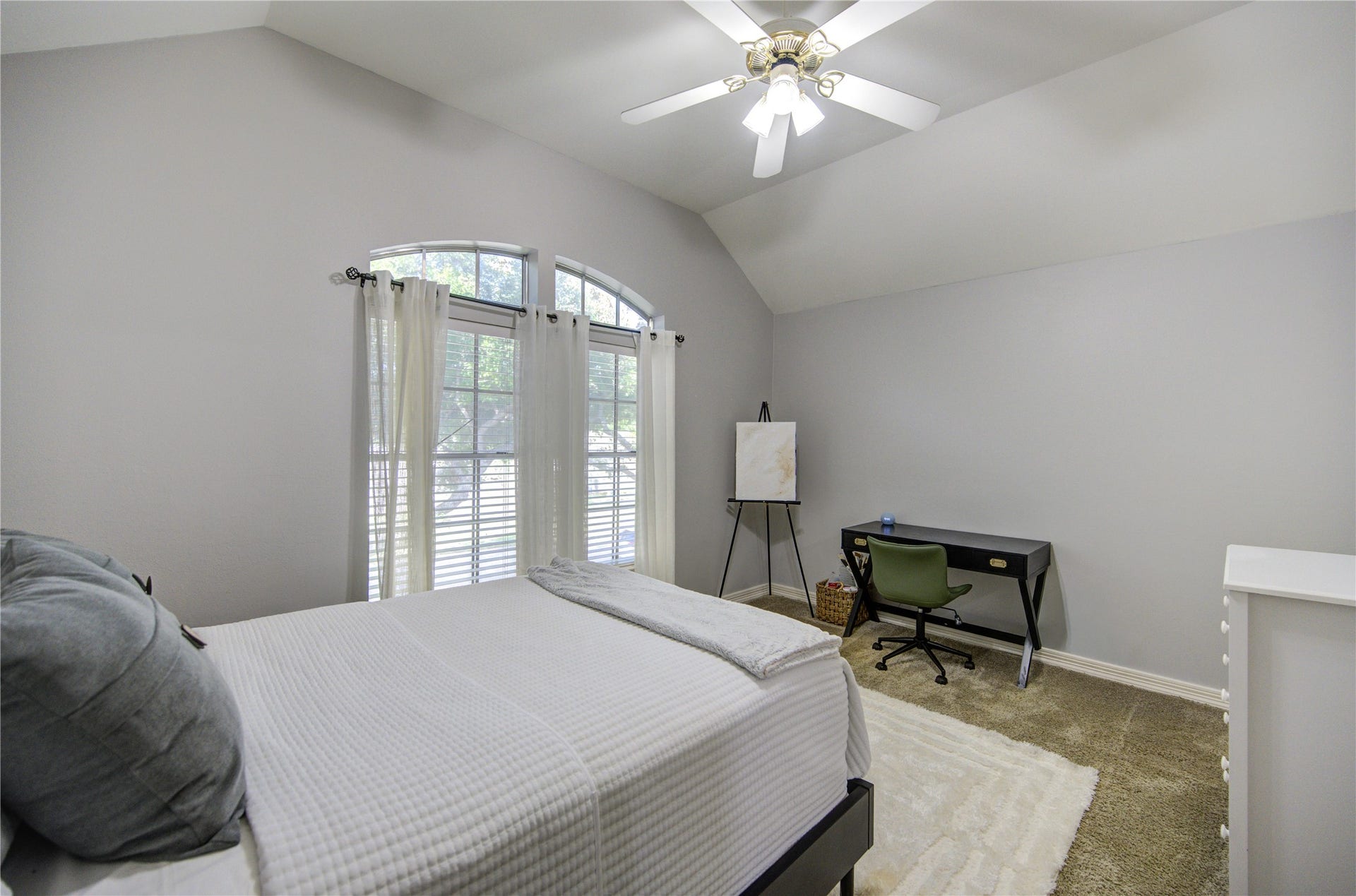 4914 Hillswick Drive, Sugar Land, TX 77479 Nice-size secondary bedrooms.
