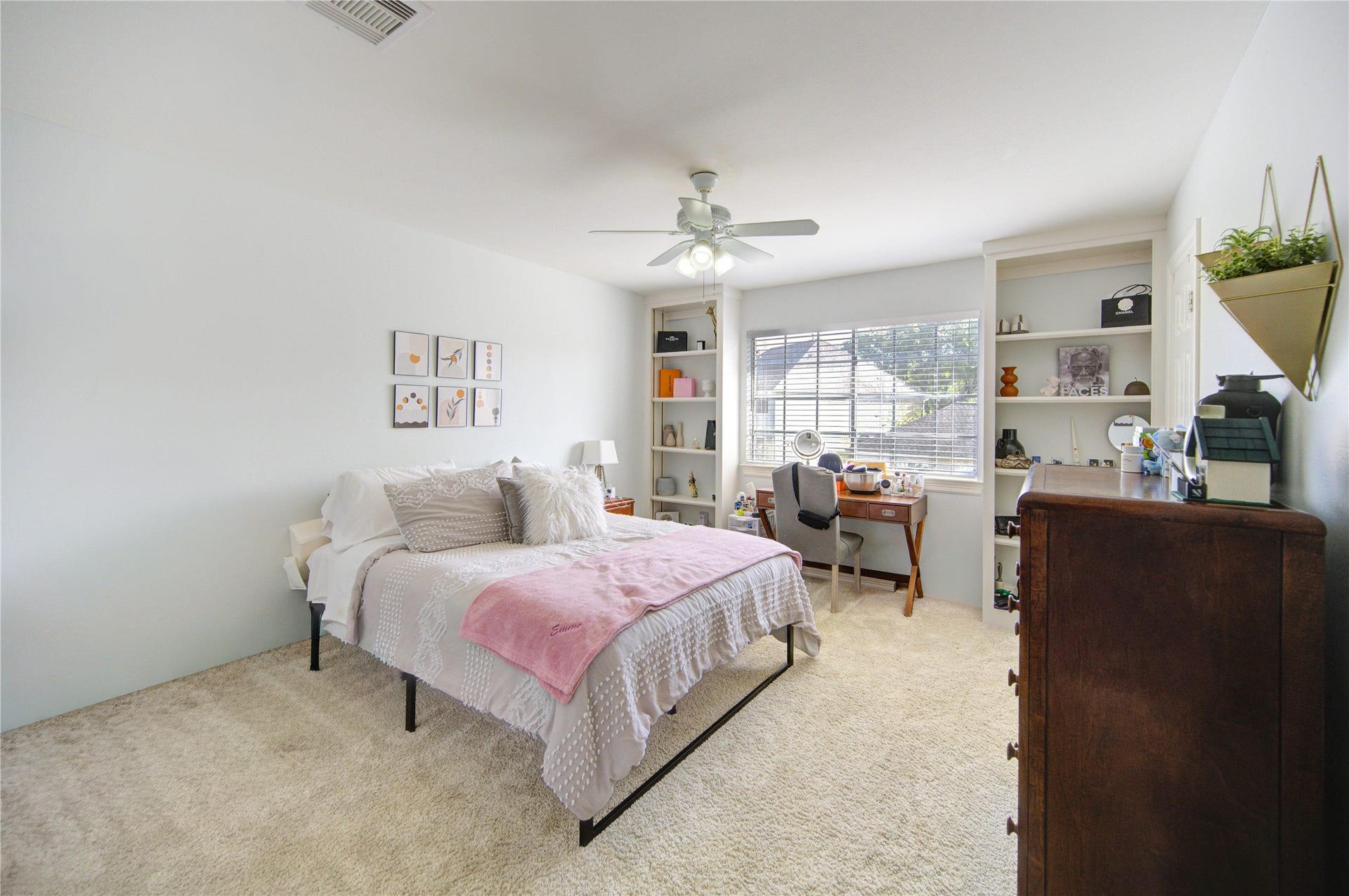 4914 Hillswick Drive, Sugar Land, TX 77479 Another secondary bedroom - all with walk-in closets.