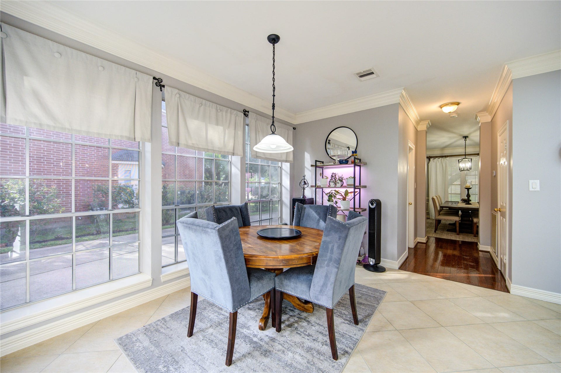 4914 Hillswick Drive, Sugar Land, TX 77479 Light & bright breakfast area.