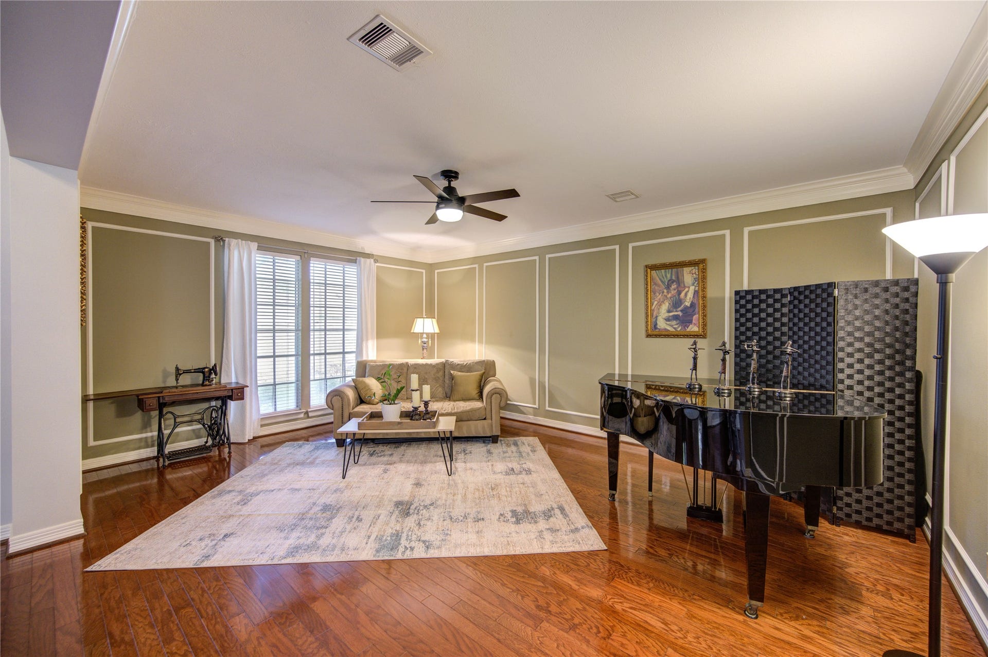 4914 Hillswick Drive, Sugar Land, TX 77479 Spacious living room.