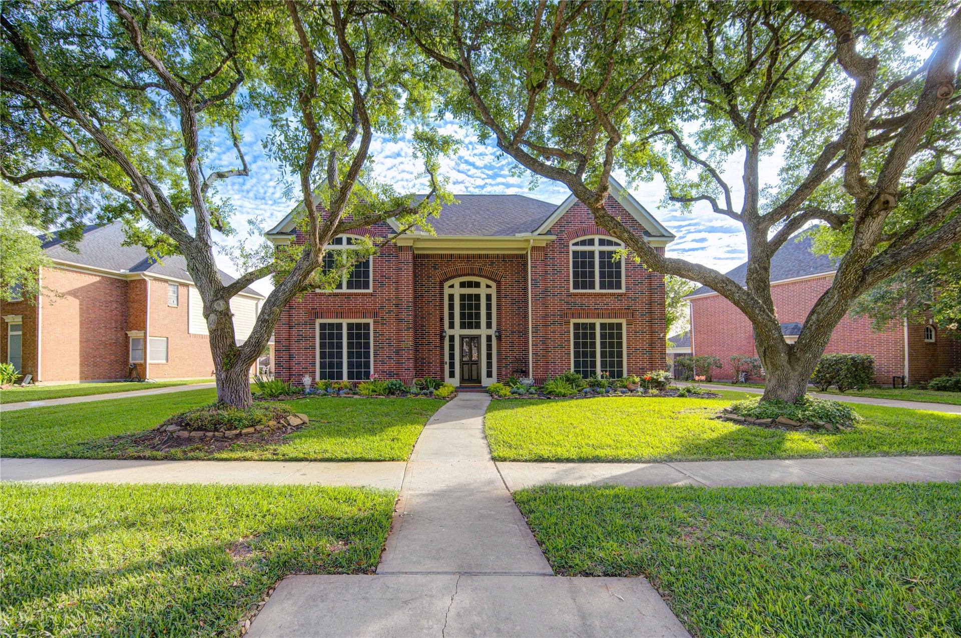 4914 Hillswick Drive, Sugar Land, TX 77479 Beautiful bricked home on a wide lot.
