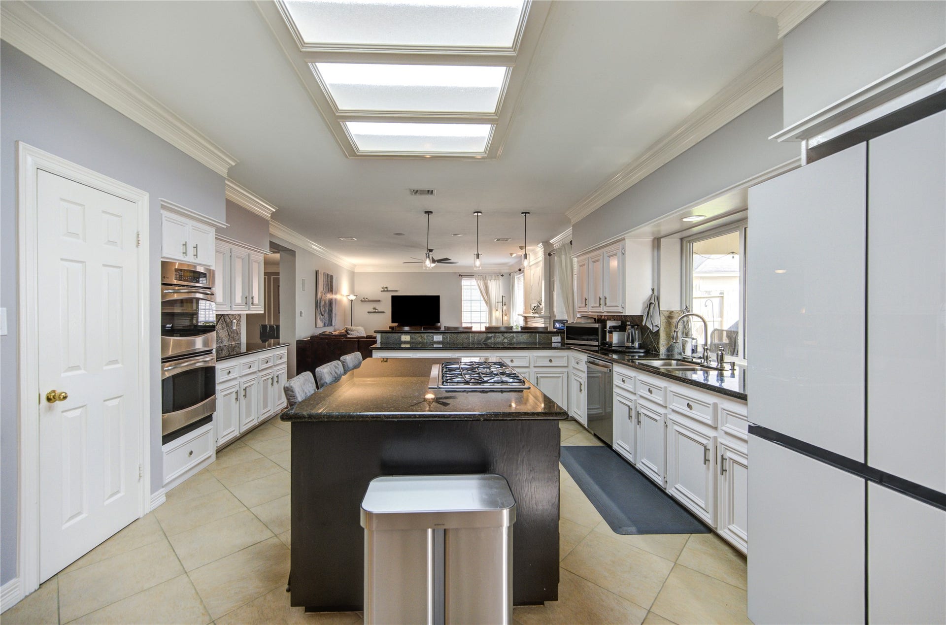 4914 Hillswick Drive, Sugar Land, TX 77479 Double ovens & gas cooktop for the culinary enthusiast!