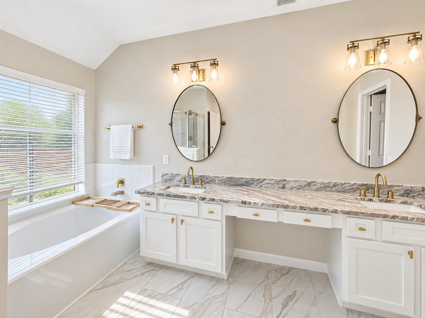 11502 Cecil Summers Way, Houston, TX 77089 Primary bath