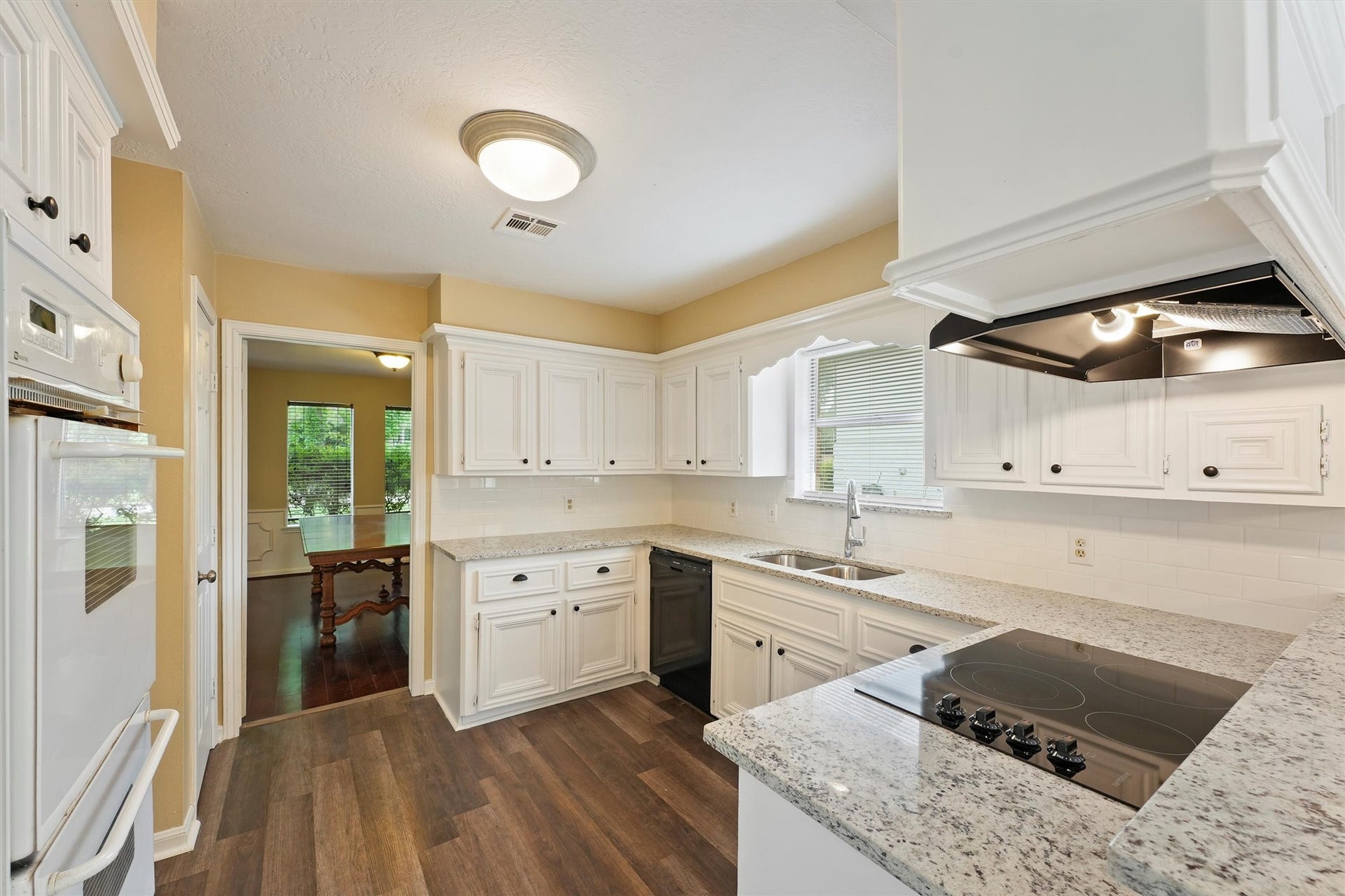 11806 Gardenglen Drive, Houston, TX 77070 Nicely updated & bright kitchen