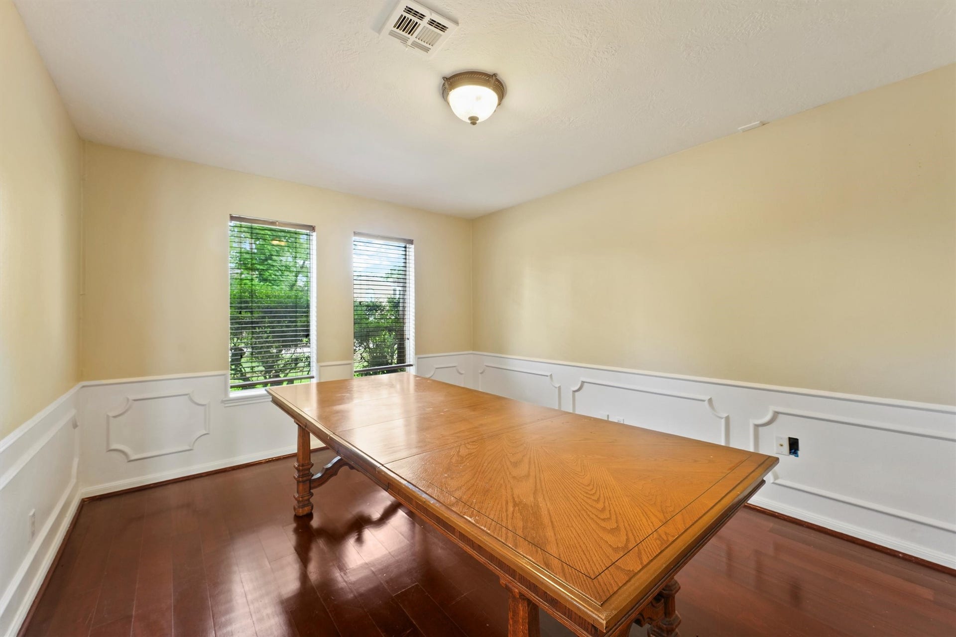 11806 Gardenglen Drive, Houston, TX 77070 Spacious Dining Room, ready for you to host family & friends.
*Table has been removed*