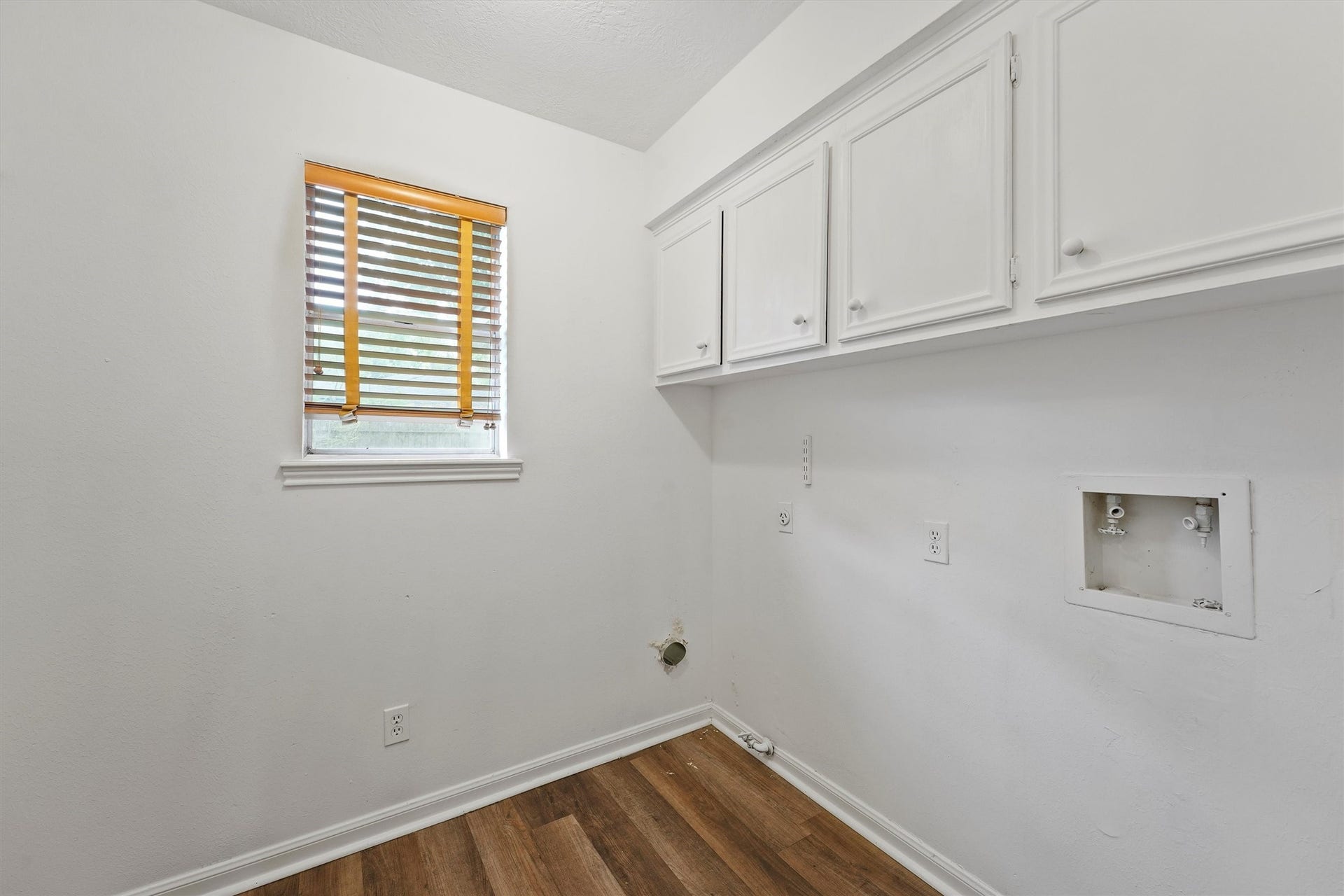 11806 Gardenglen Drive, Houston, TX 77070 Laundry Room