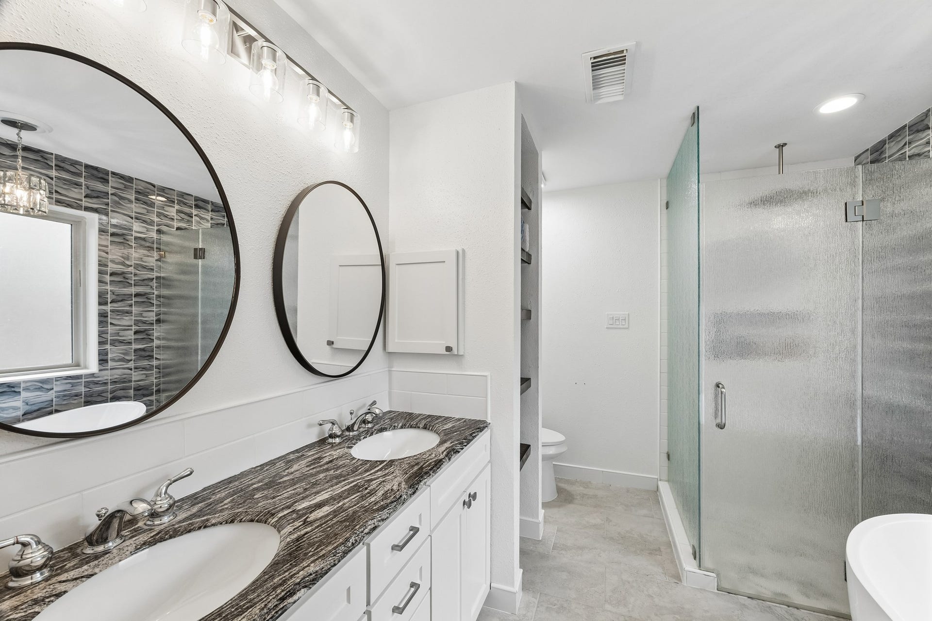 1054 Margate Drive, Pearland, TX 77584 En-suite bath in the primary with glass shower