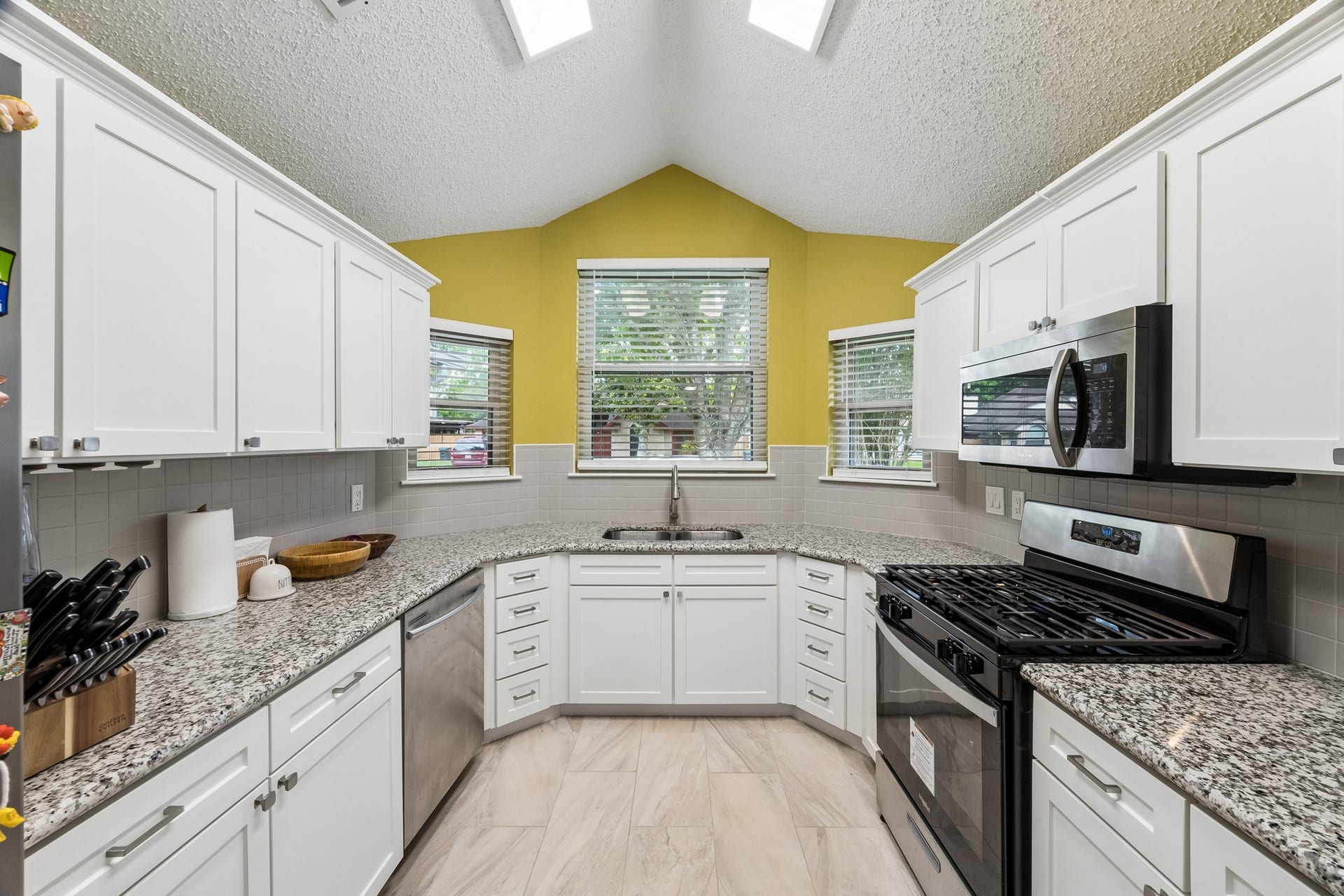1054 Margate Drive, Pearland, TX 77584 Front kitchen
