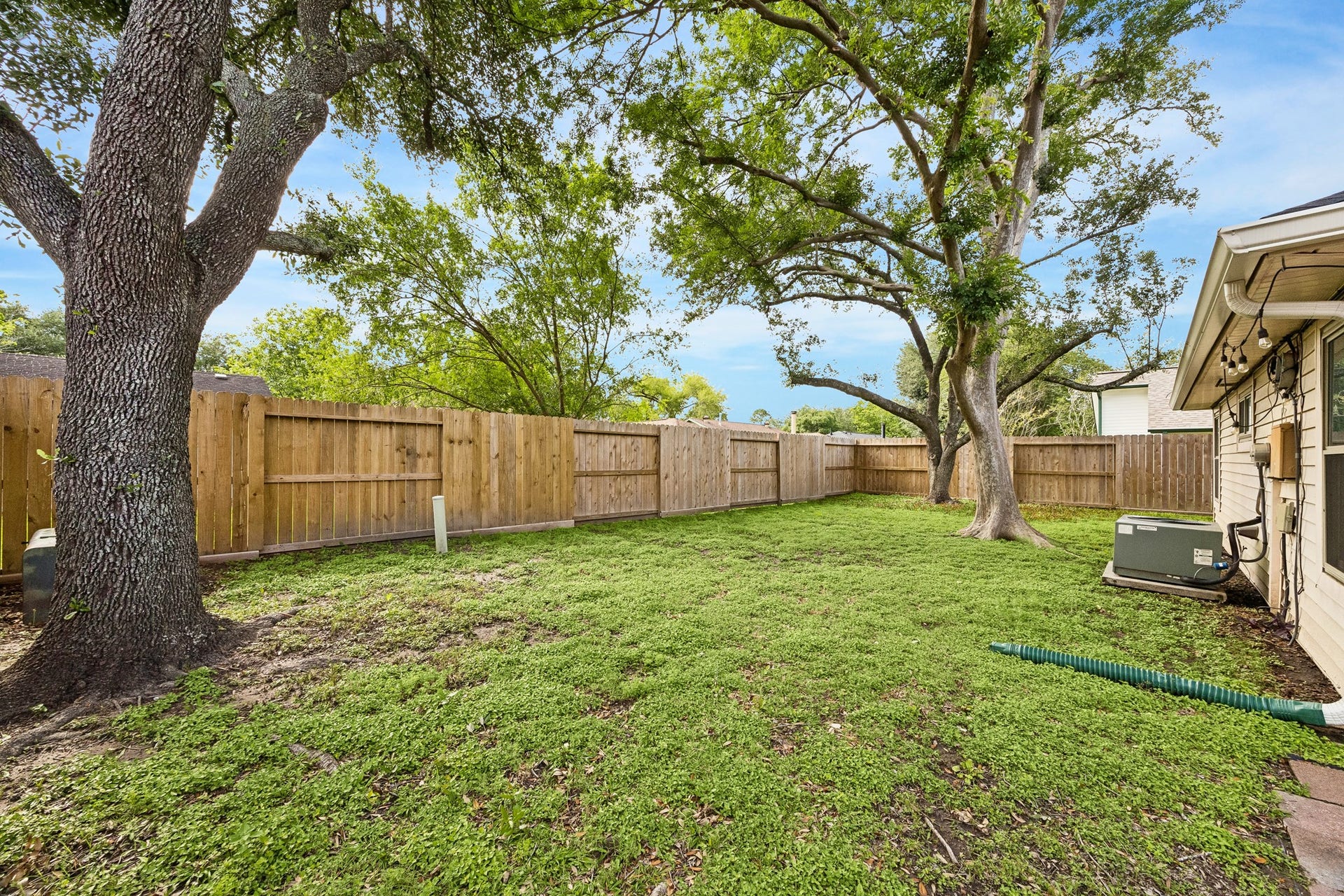1054 Margate Drive, Pearland, TX 77584 Spacious back yard