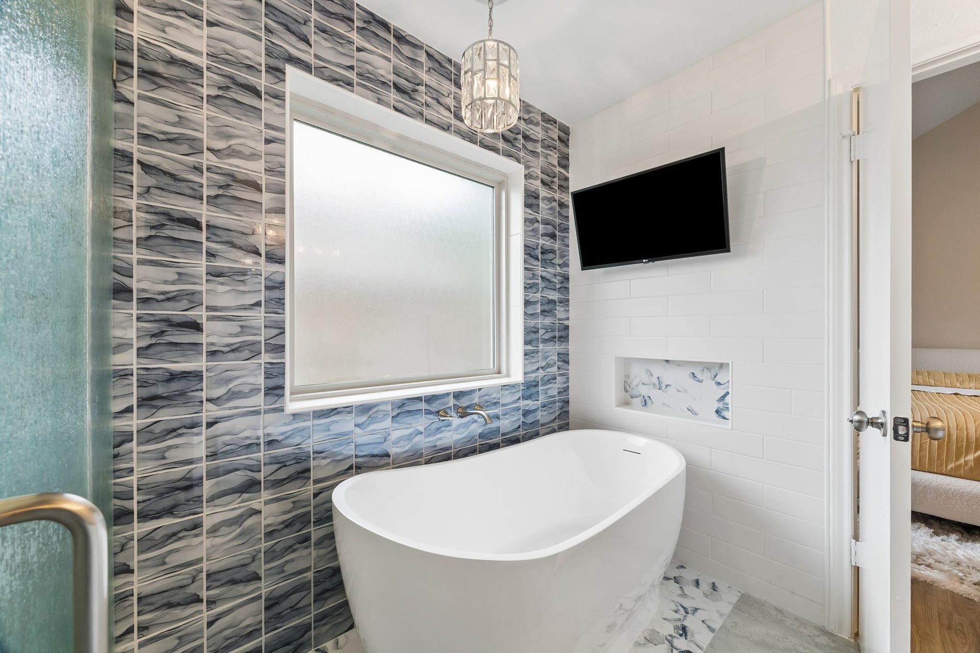 1054 Margate Drive, Pearland, TX 77584 Soaking tub in Primary suite