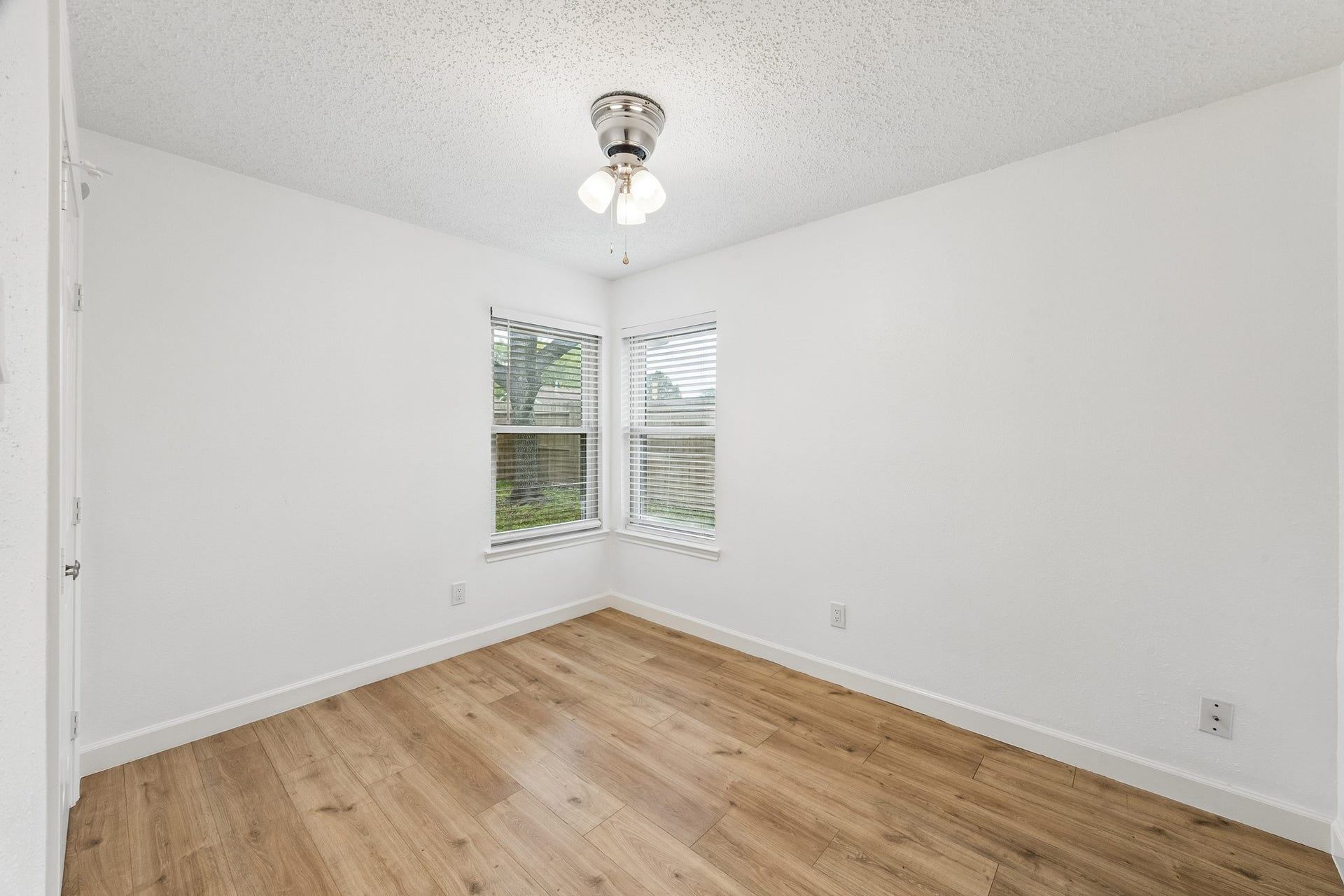 1054 Margate Drive, Pearland, TX 77584 Secondary bedroom