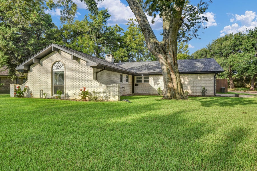 Property photo for 152 Cannon Street, Clute, TX