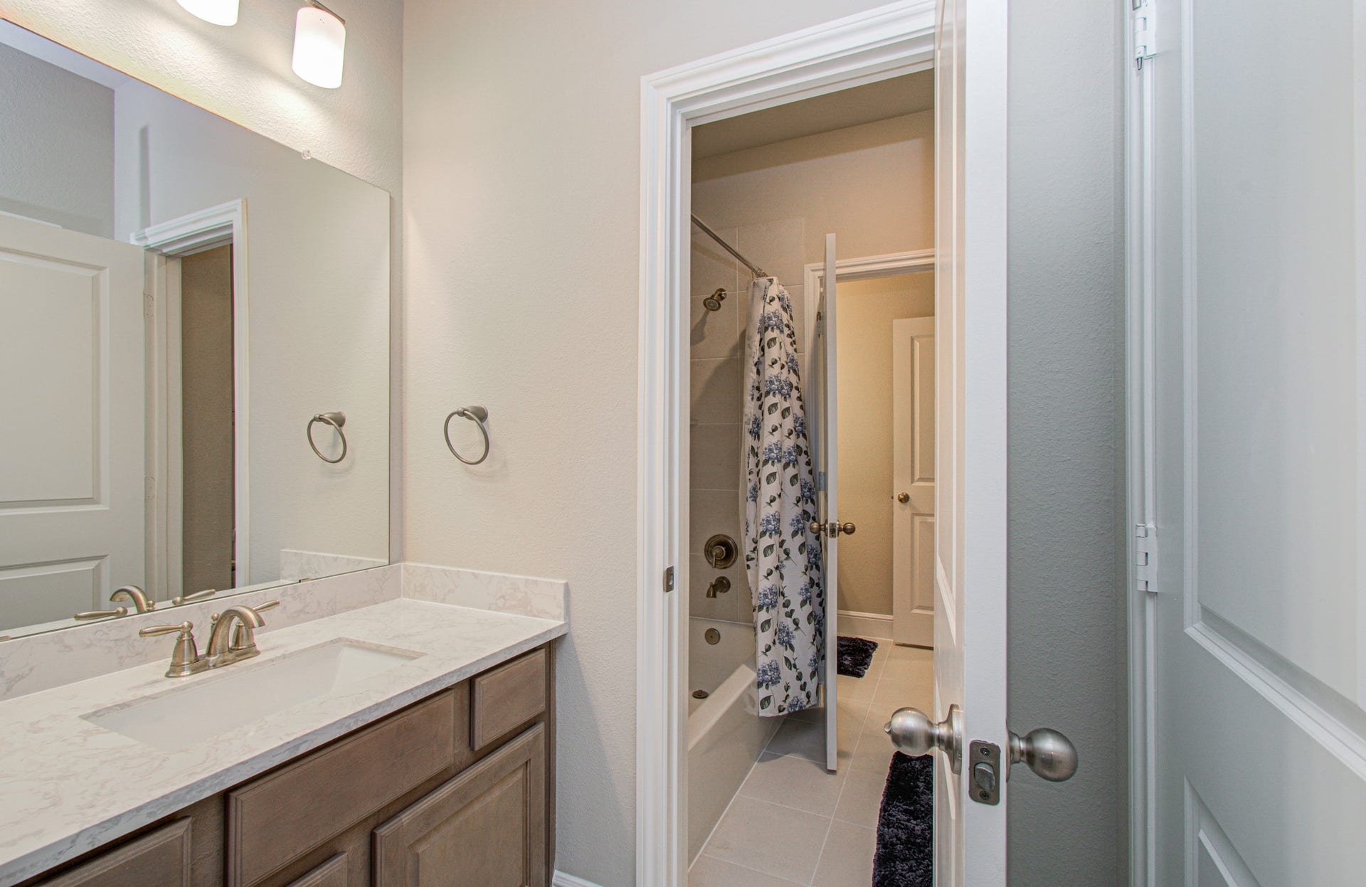10015 Crescent Wood Drive, Missouri City, TX 77459 Upstairs guest bathroom #2.