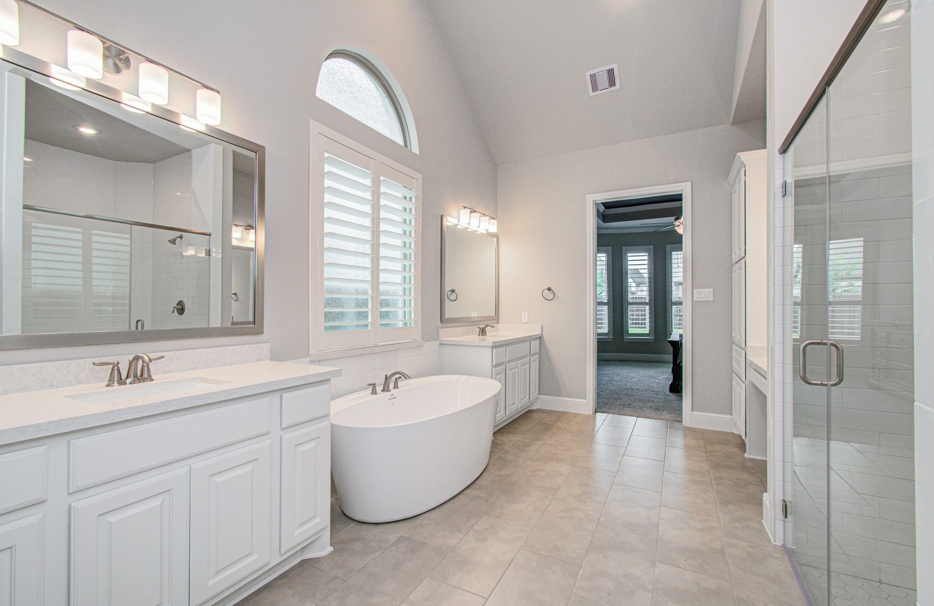 10015 Crescent Wood Drive, Missouri City, TX 77459 Primary bathroom with separate walk in shower and tub.