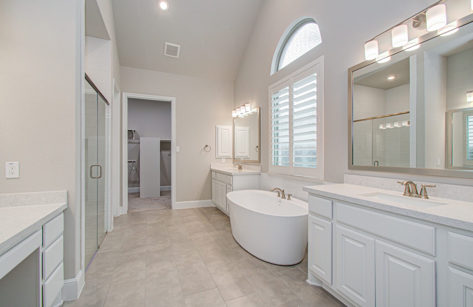 10015 Crescent Wood Drive, Missouri City, TX 77459 Primary bathroom with separate walk in shower and tub.