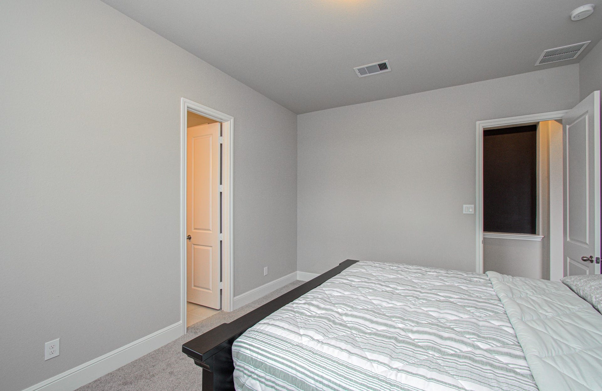 10015 Crescent Wood Drive, Missouri City, TX 77459 Downstairs bedroom with en suite bathroom.