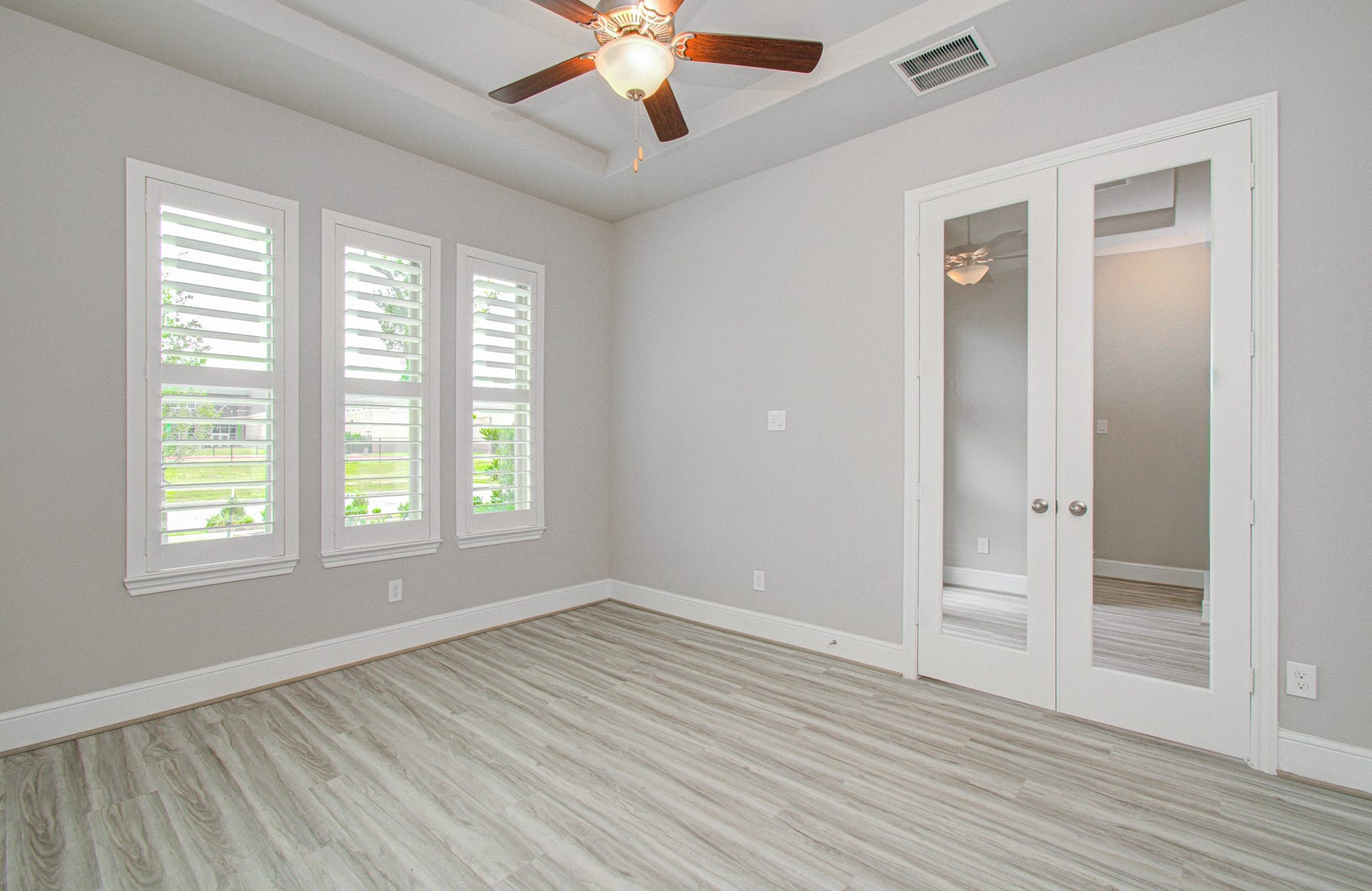 10015 Crescent Wood Drive, Missouri City, TX 77459 Private home office.