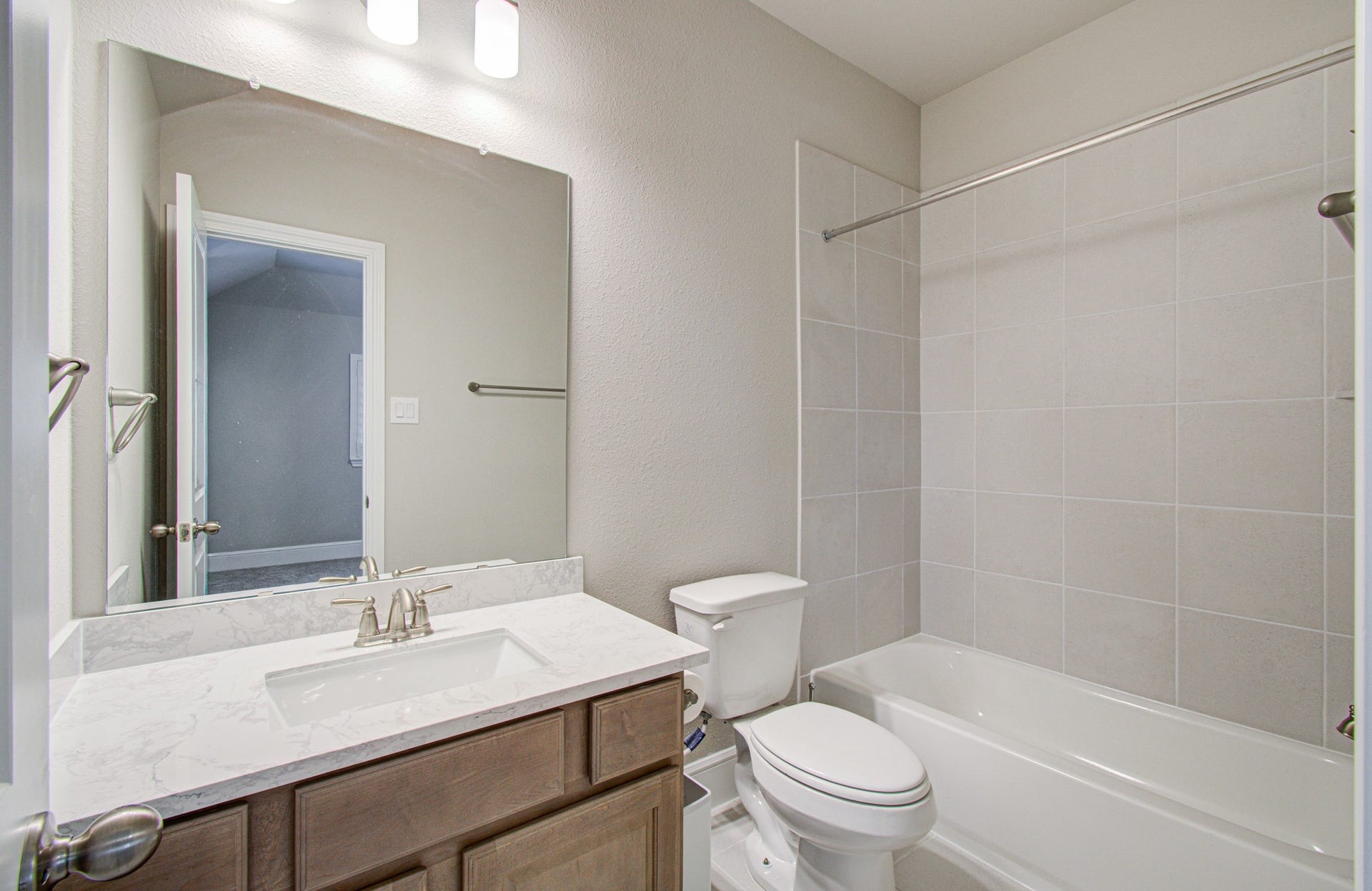 10015 Crescent Wood Drive, Missouri City, TX 77459 Upstairs guest bathroom #1.