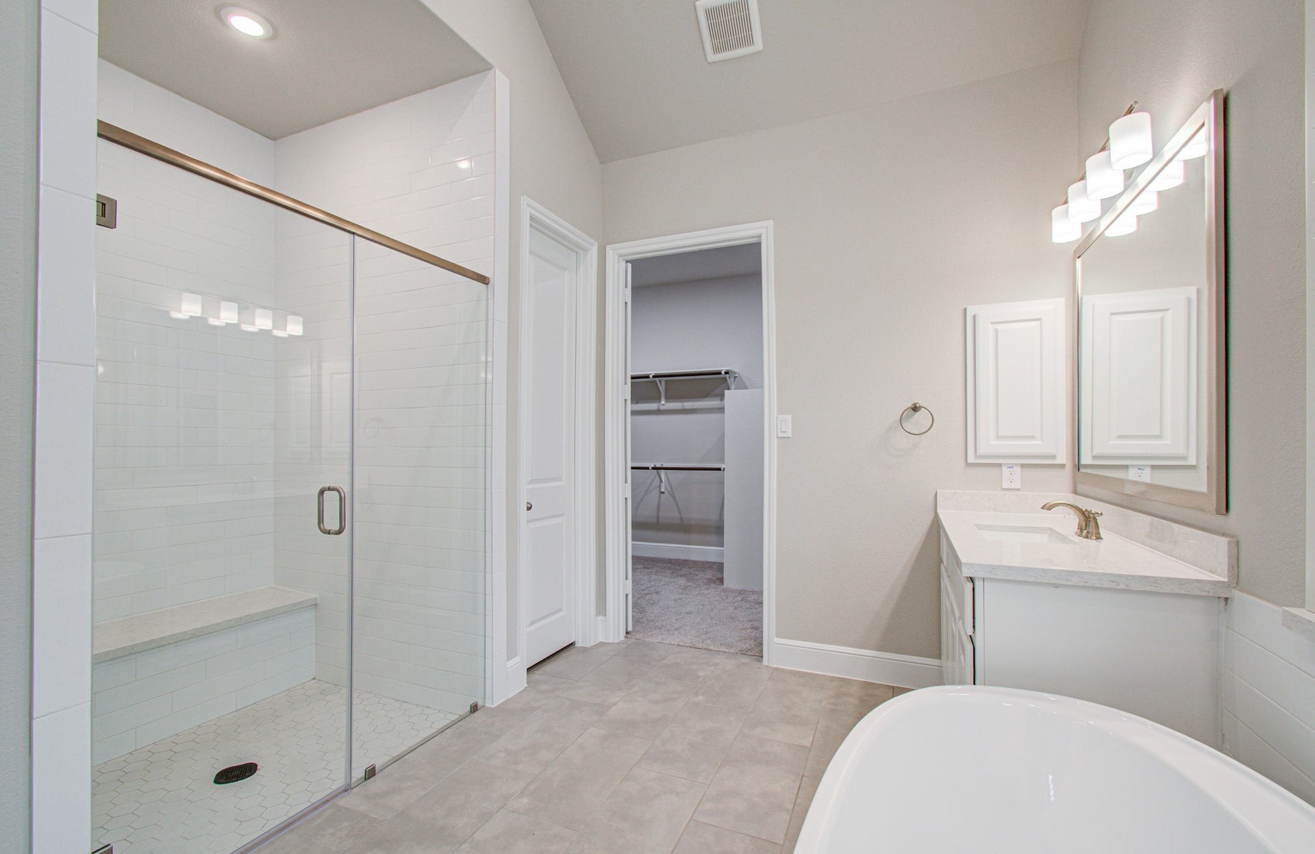 10015 Crescent Wood Drive, Missouri City, TX 77459 Primary bathroom with separate walk in shower and tub.