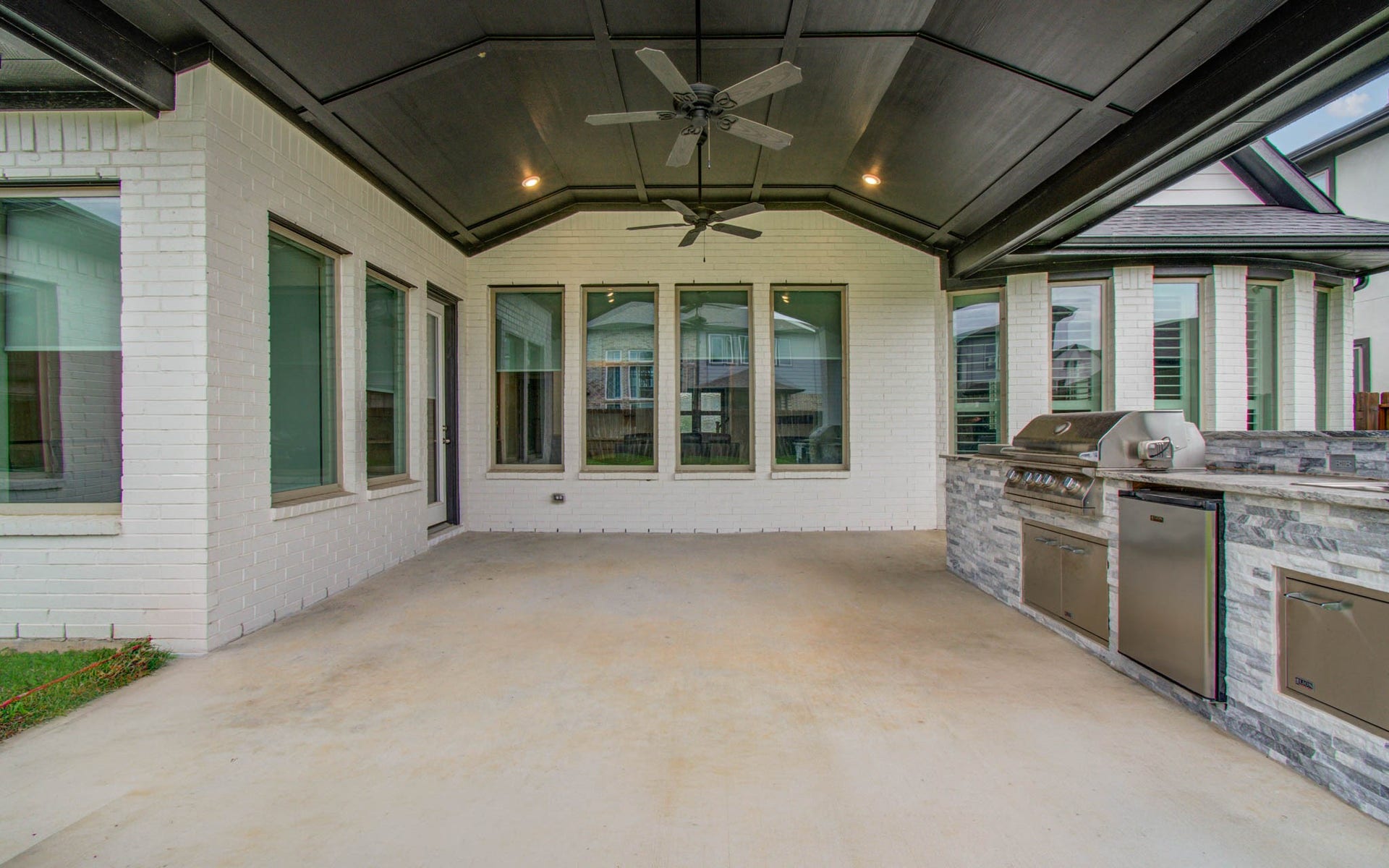 10015 Crescent Wood Drive, Missouri City, TX 77459 Huge covered patio to enjoy with family or host parties with full ktichen.