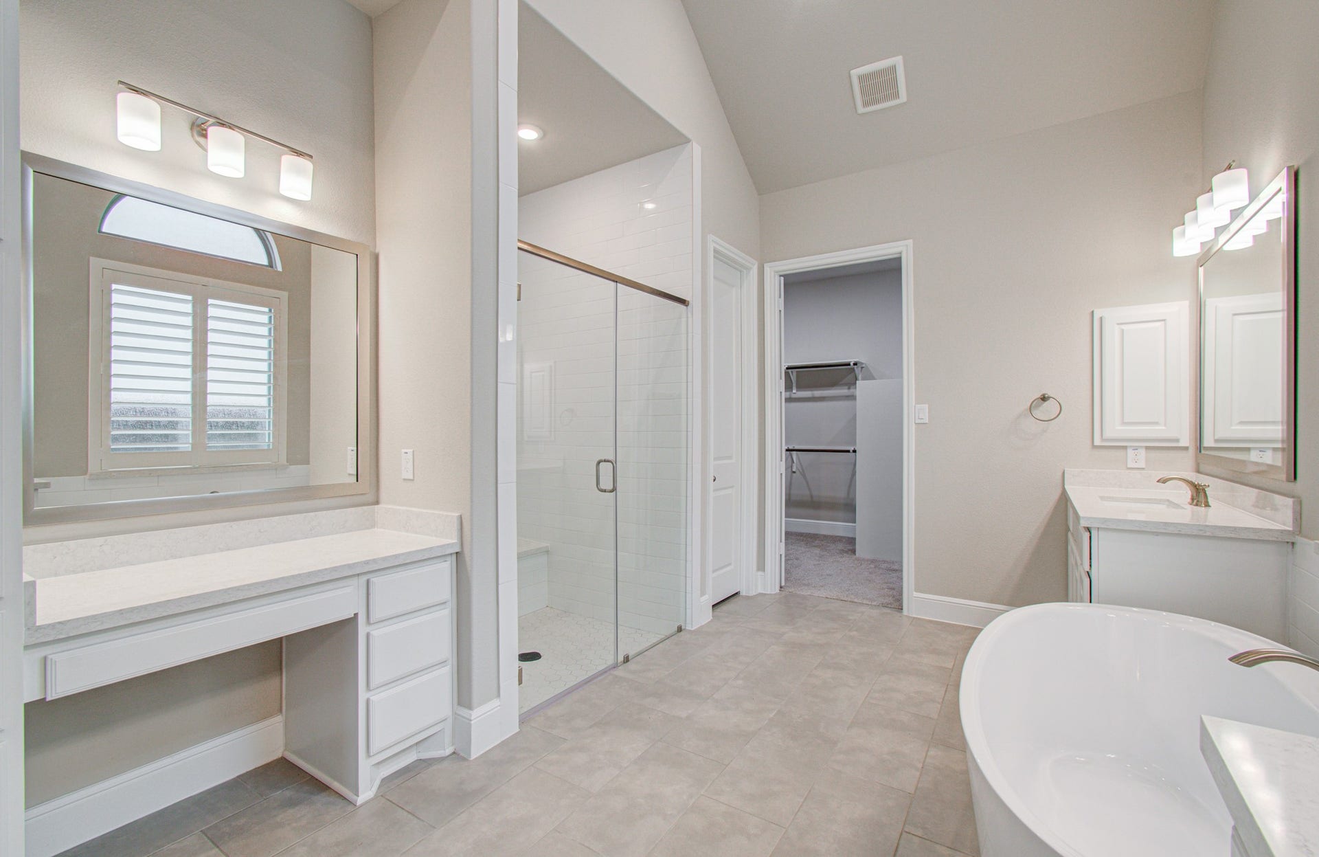 10015 Crescent Wood Drive, Missouri City, TX 77459 Primary bathroom with separate walk in shower and tub.